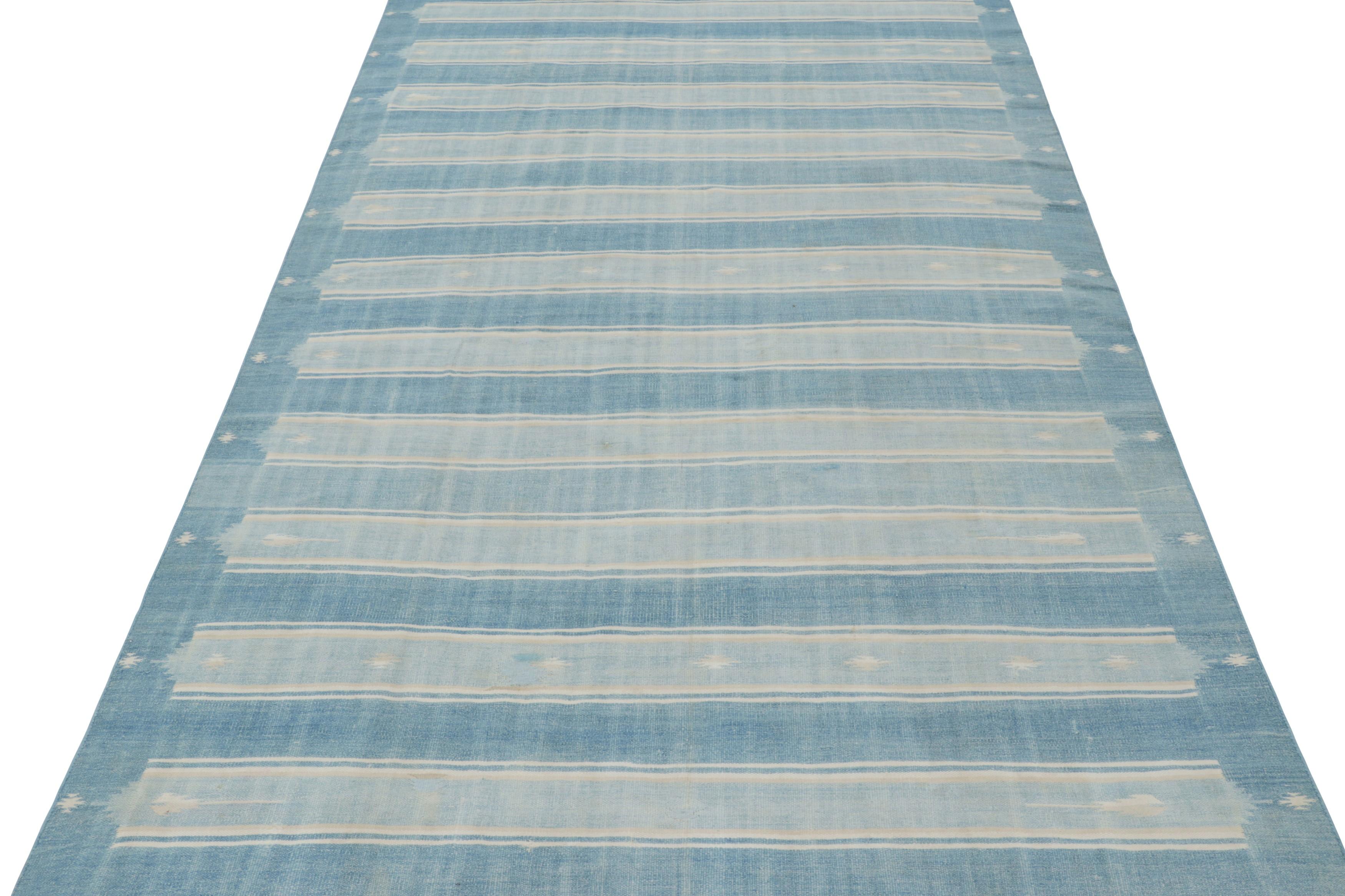 Tessuto a mano Tappeto vintage Dhurrie a strisce bianche e blu - Rug & Kilim in vendita