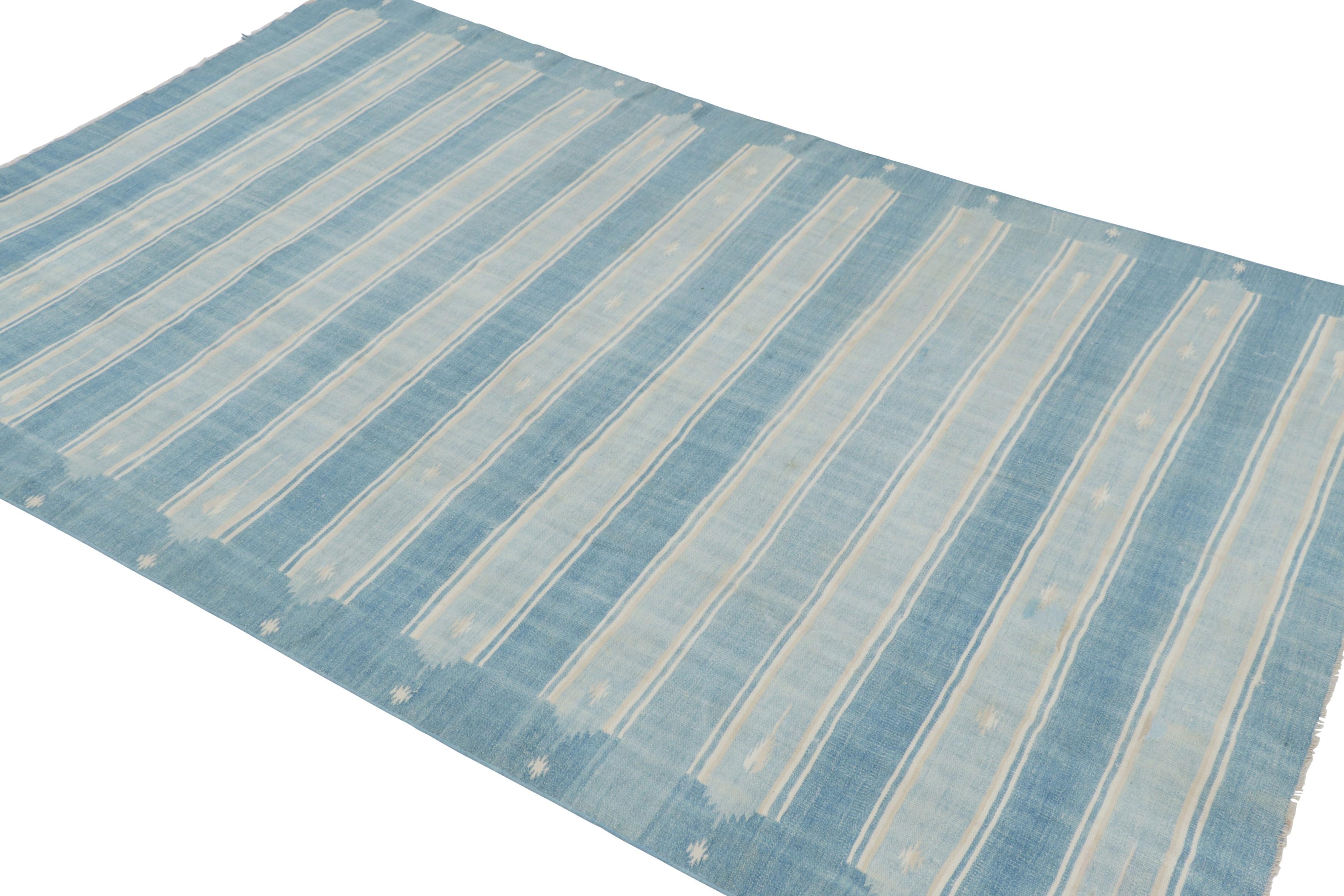 Tappeto vintage Dhurrie a strisce bianche e blu - Rug & Kilim In condizioni buone in vendita a Long Island City, NY