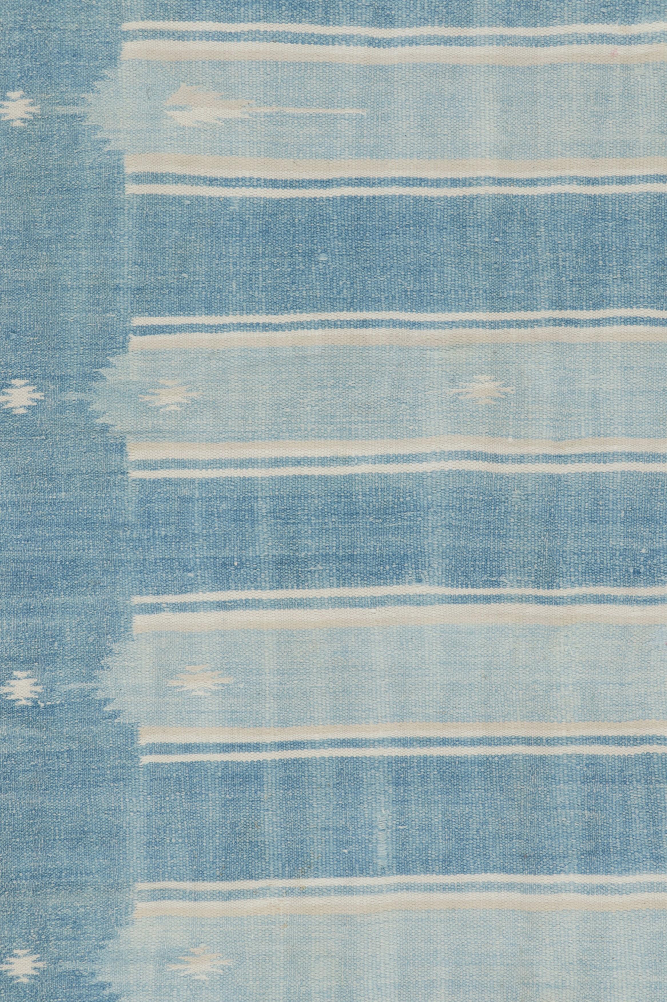 Metà XX secolo Tappeto vintage Dhurrie a strisce bianche e blu - Rug & Kilim in vendita