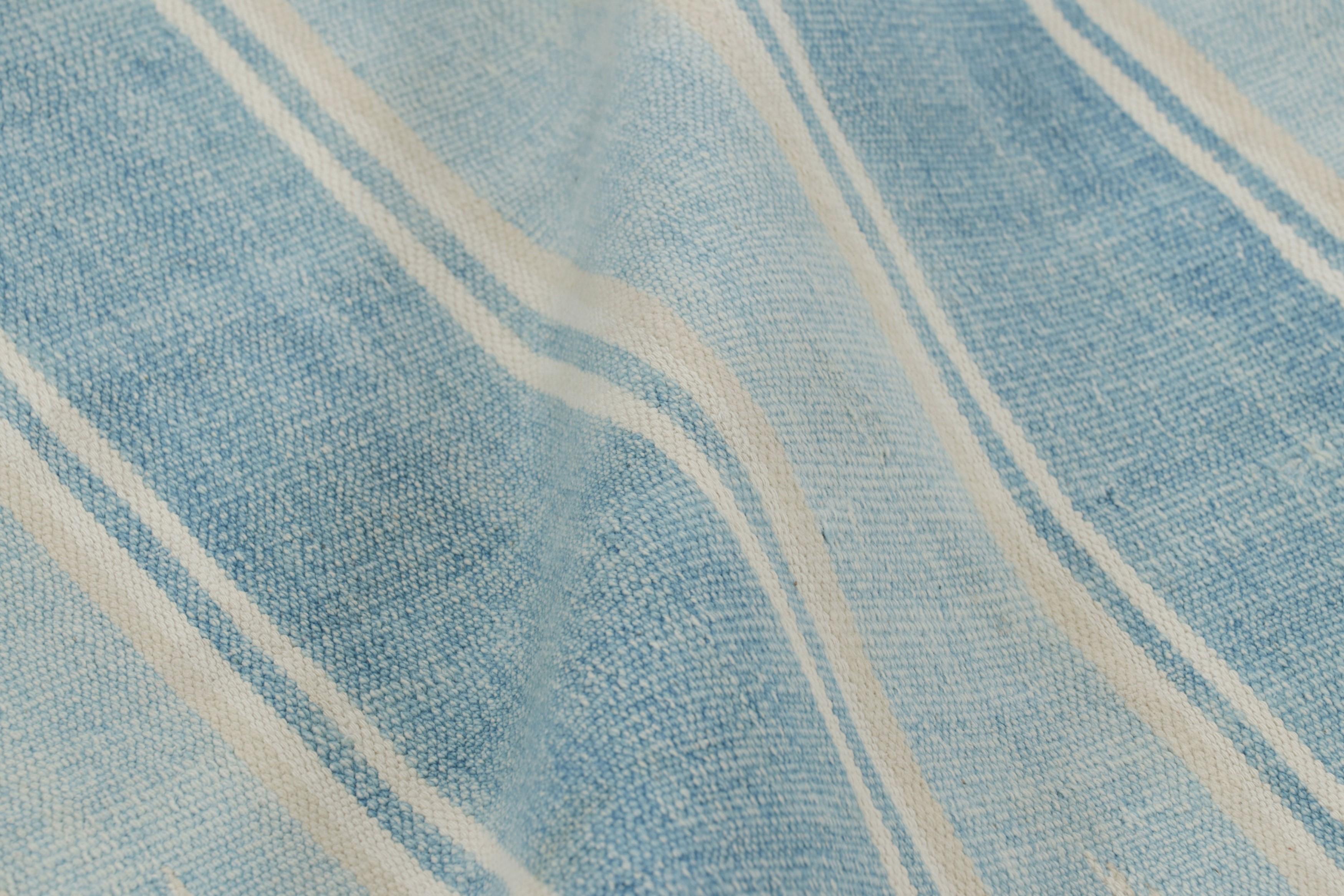Lana Tappeto vintage Dhurrie a strisce bianche e blu - Rug & Kilim in vendita