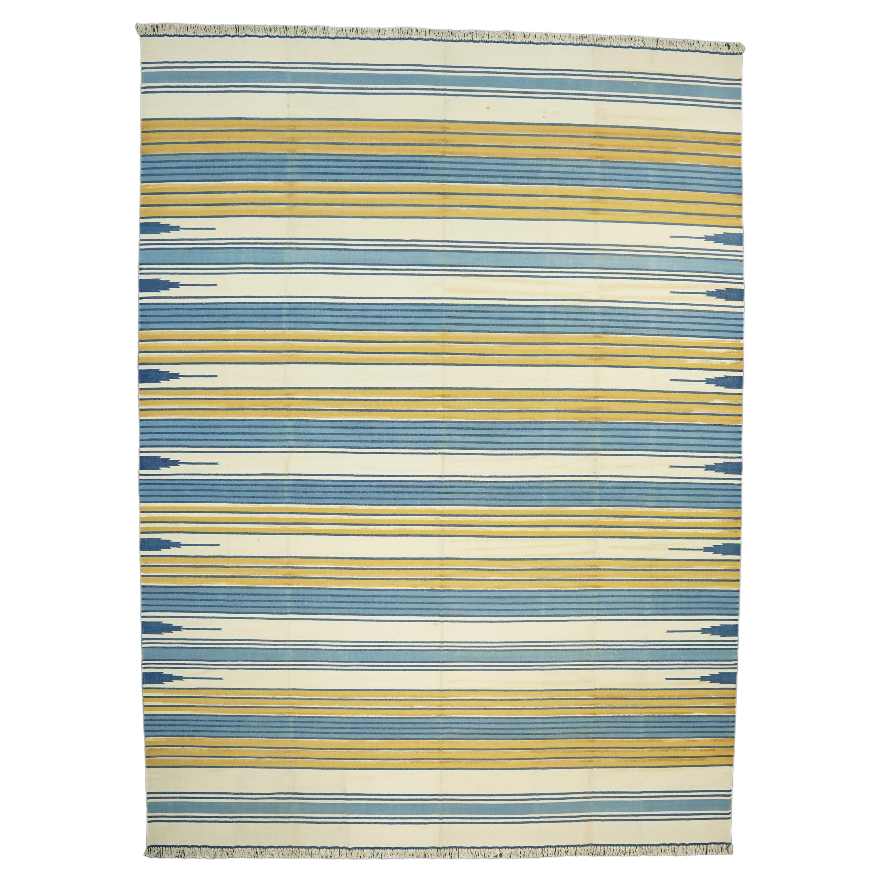Tapis Dhurrie vintage à rayures géométriques bleues, crèmes et dorées de Rug & Kilim