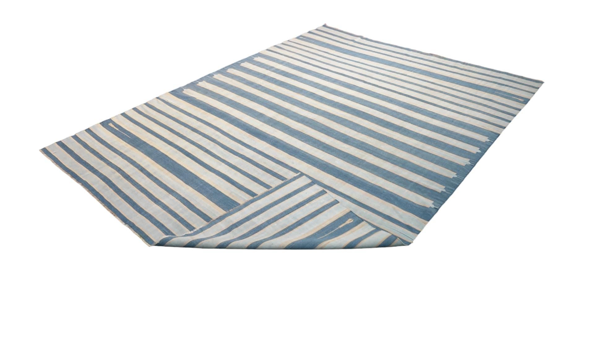 Vintage Dhurrie Teppich, mit blauen geometrischen Streifen, von Rug & Kilim (Kelim) im Angebot