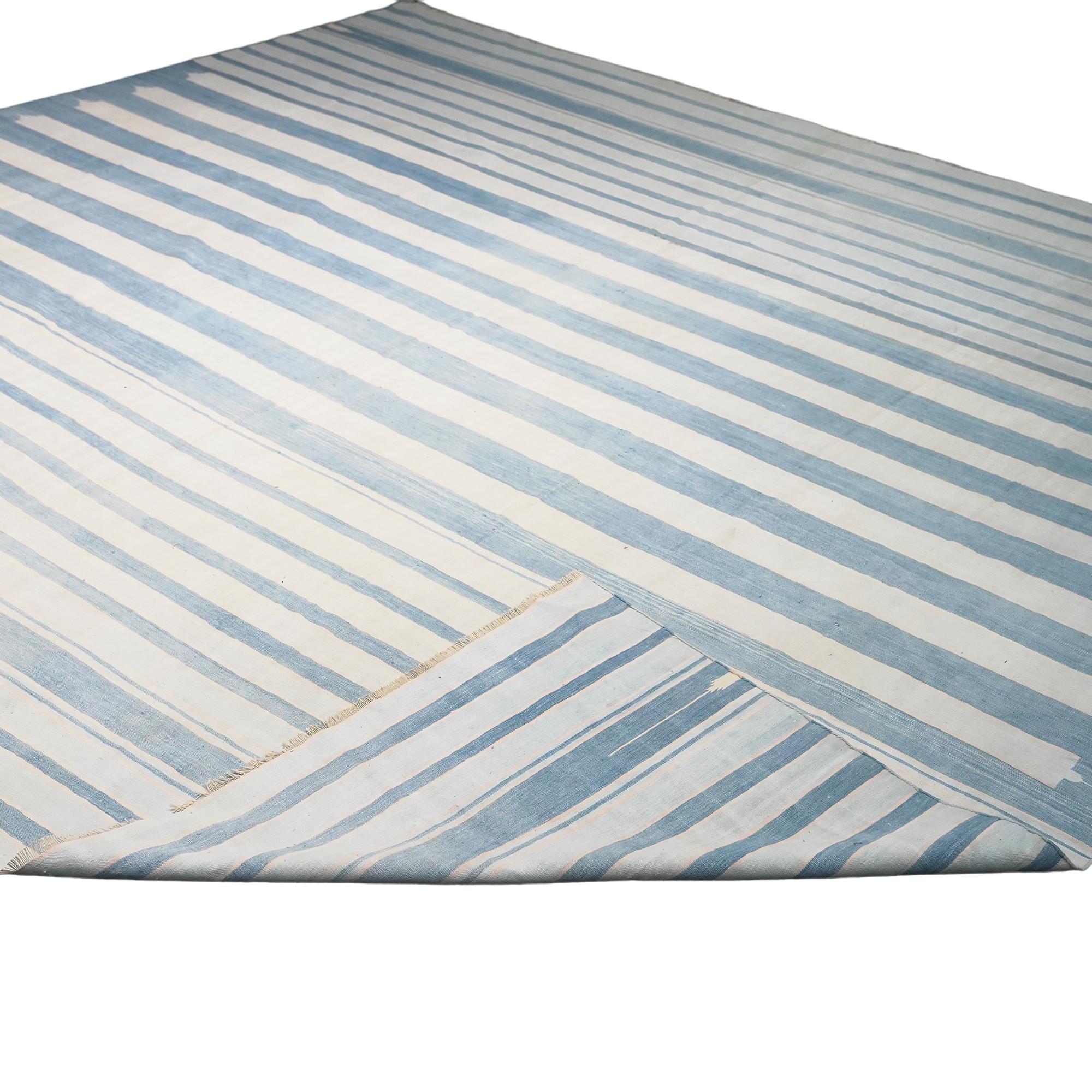 Vintage Dhurrie Teppich, mit blauen geometrischen Streifen, von Rug & Kilim (Kelim) im Angebot