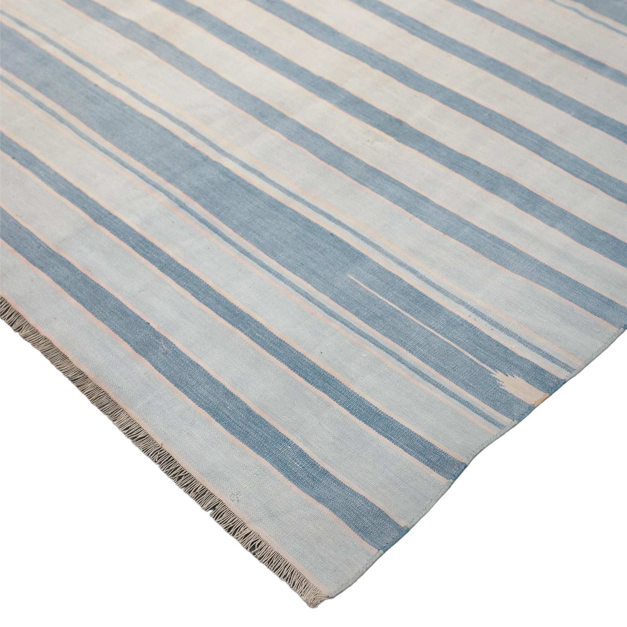 Vintage Dhurrie Teppich, mit blauen geometrischen Streifen, von Rug & Kilim (Indisch) im Angebot