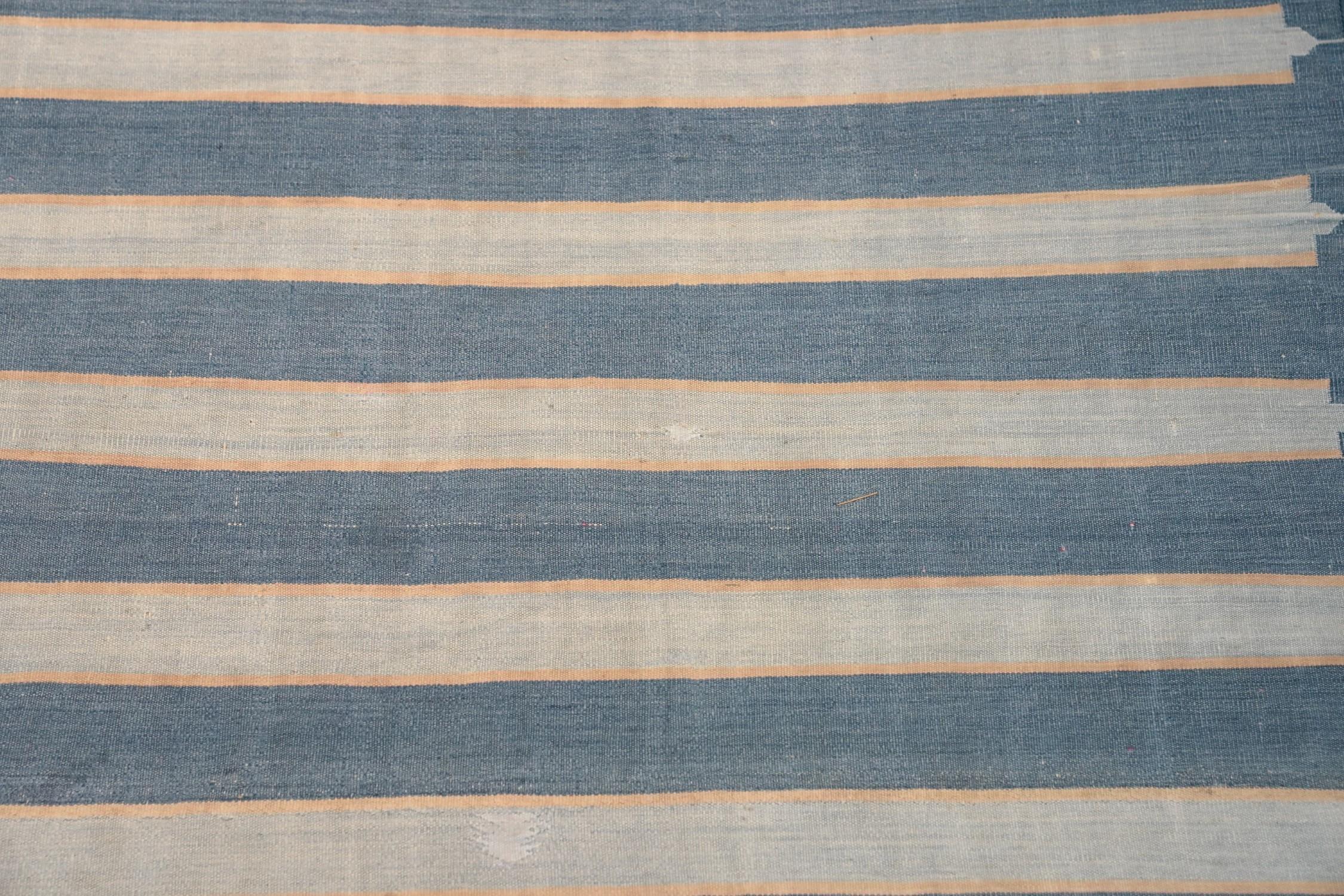 Vintage Dhurrie Teppich, mit blauen geometrischen Streifen, von Rug & Kilim (Handgewebt) im Angebot