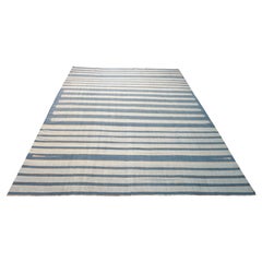 Tapis Dhurrie vintage à rayures géométriques bleues, de Rug & Kilim