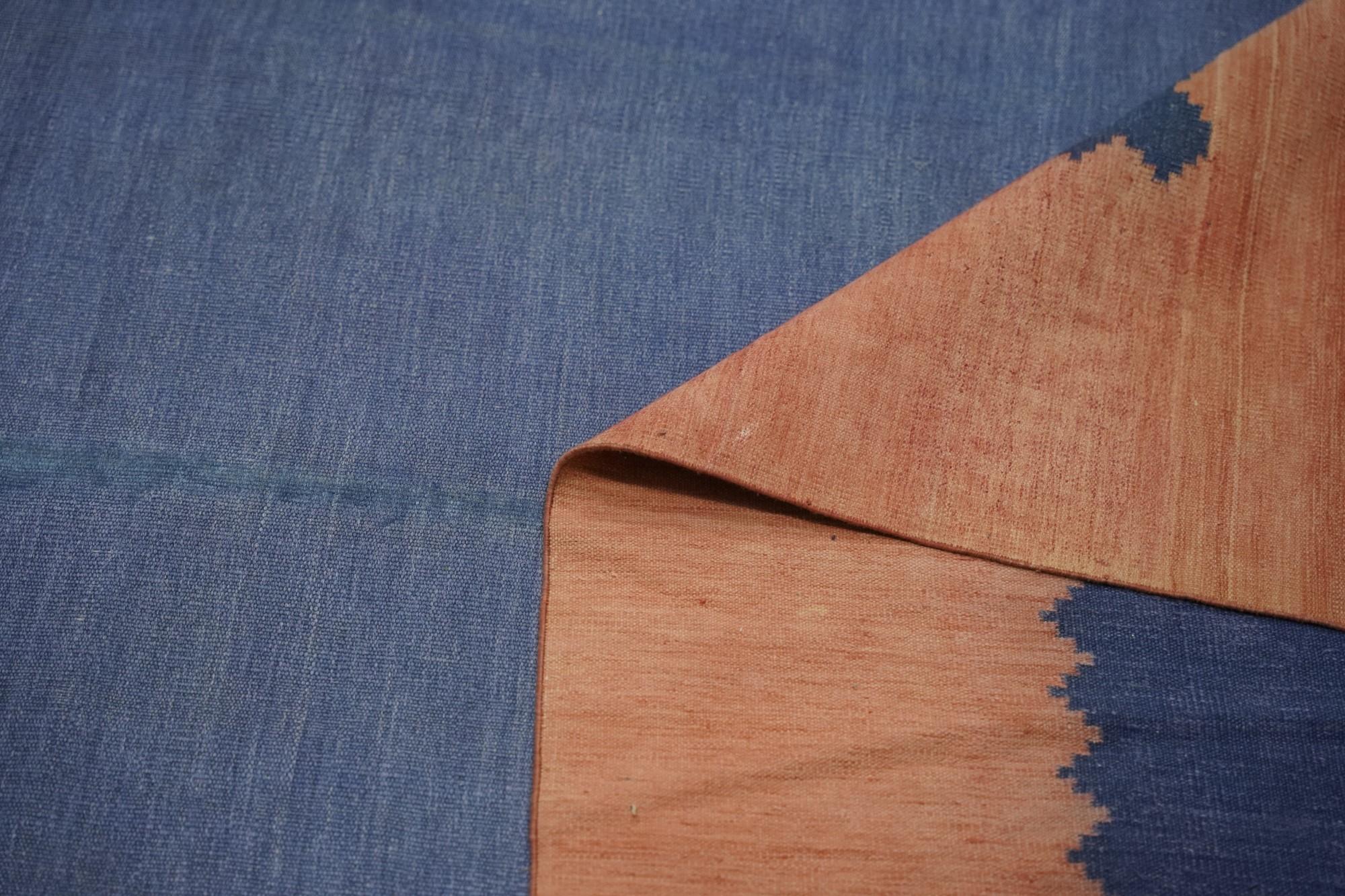 Vintage Dhurrie-Teppich mit blauem offenem Feld und roter Bordüre, von Rug & Kilim (Handgewebt) im Angebot
