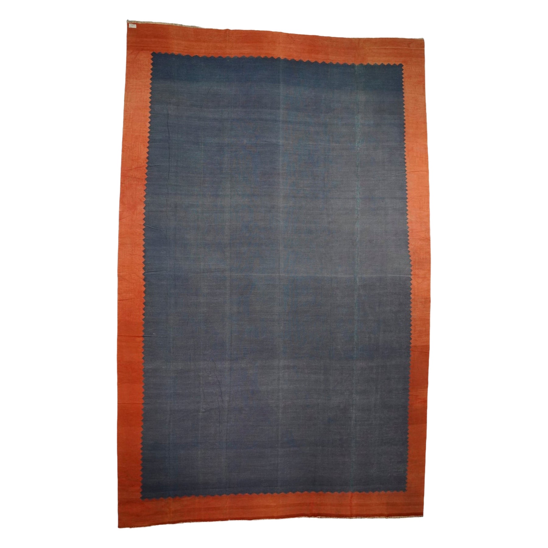 Vintage Dhurrie-Teppich mit blauem offenem Feld und roter Bordüre, von Rug & Kilim