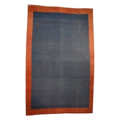 Vintage Dhurrie-Teppich mit blauem offenem Feld und roter Bordüre, von Rug & Kilim