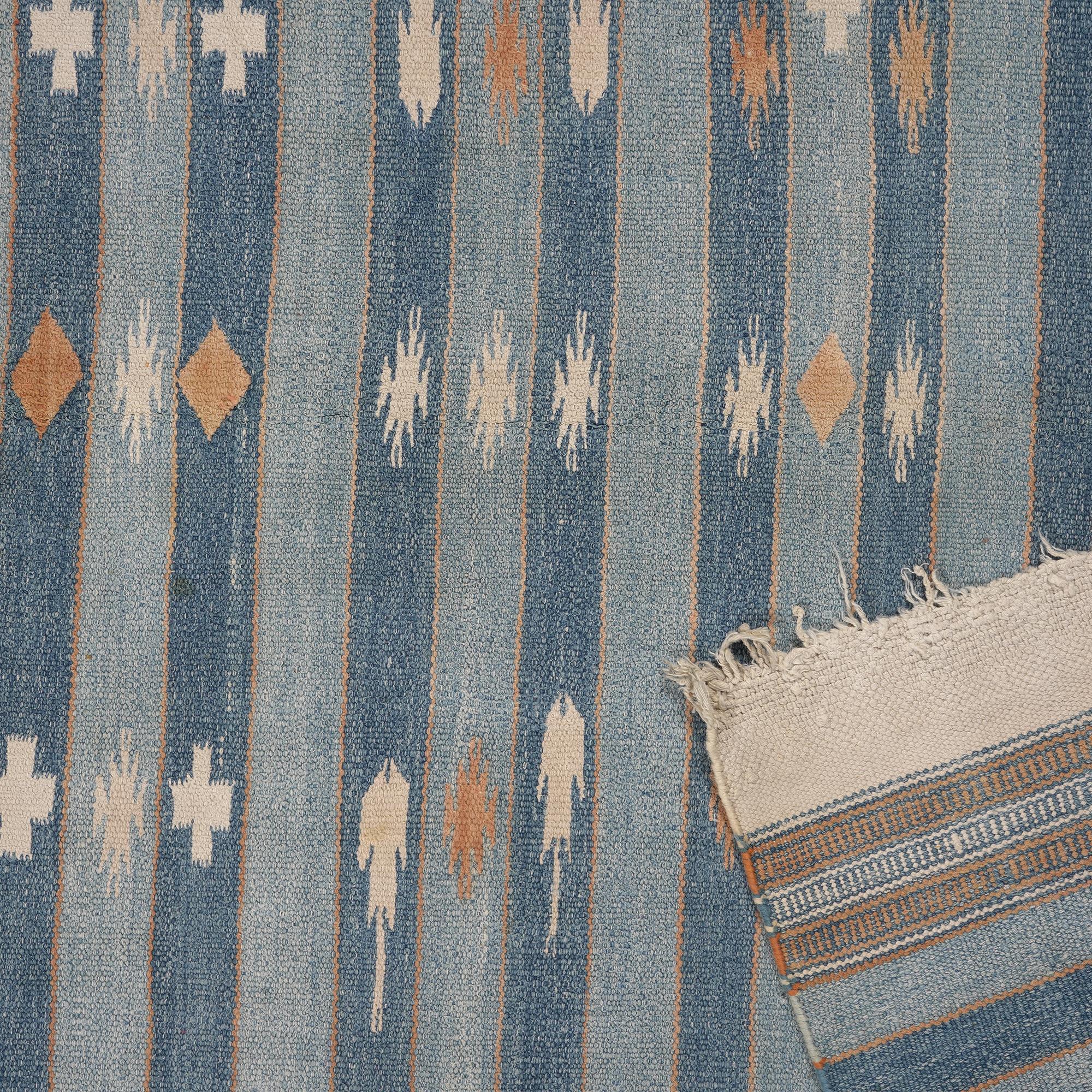 Milieu du XXe siècle Tapis Dhurrie vintage à rayures bleues et motifs géométriques, de Rug & Kilim en vente