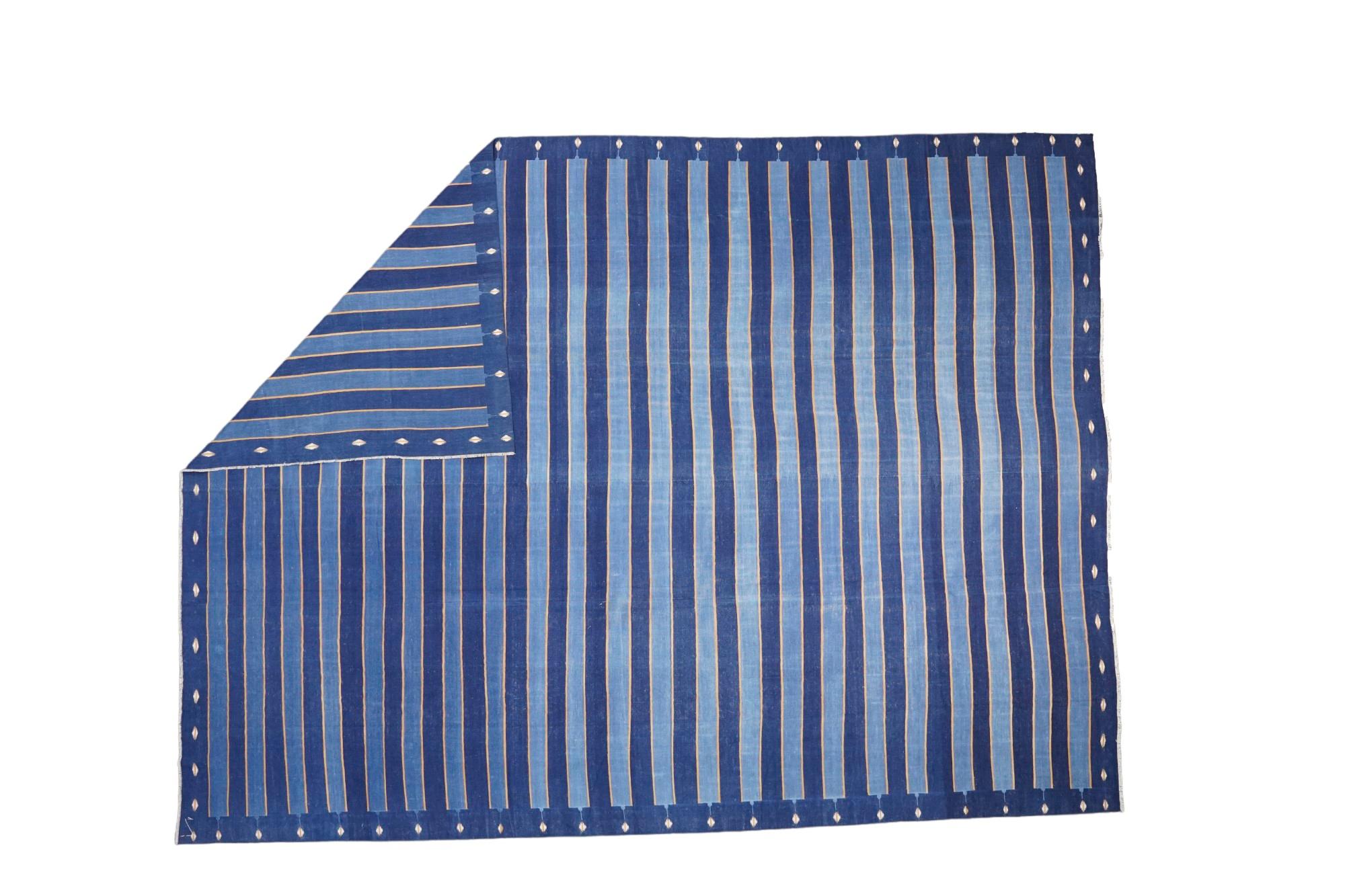 Dieser 12x18 große Teppich ist ein seltener Vintage-Dhurrie-Teppich aus einer aufregenden neuen Kuration von Rug &New Kilim aus der Mitte des Jahrhunderts. Das handgewebte Flachgewebe aus Wolle stammt aus Indien (ca. 1950-1960) und weist blaue
