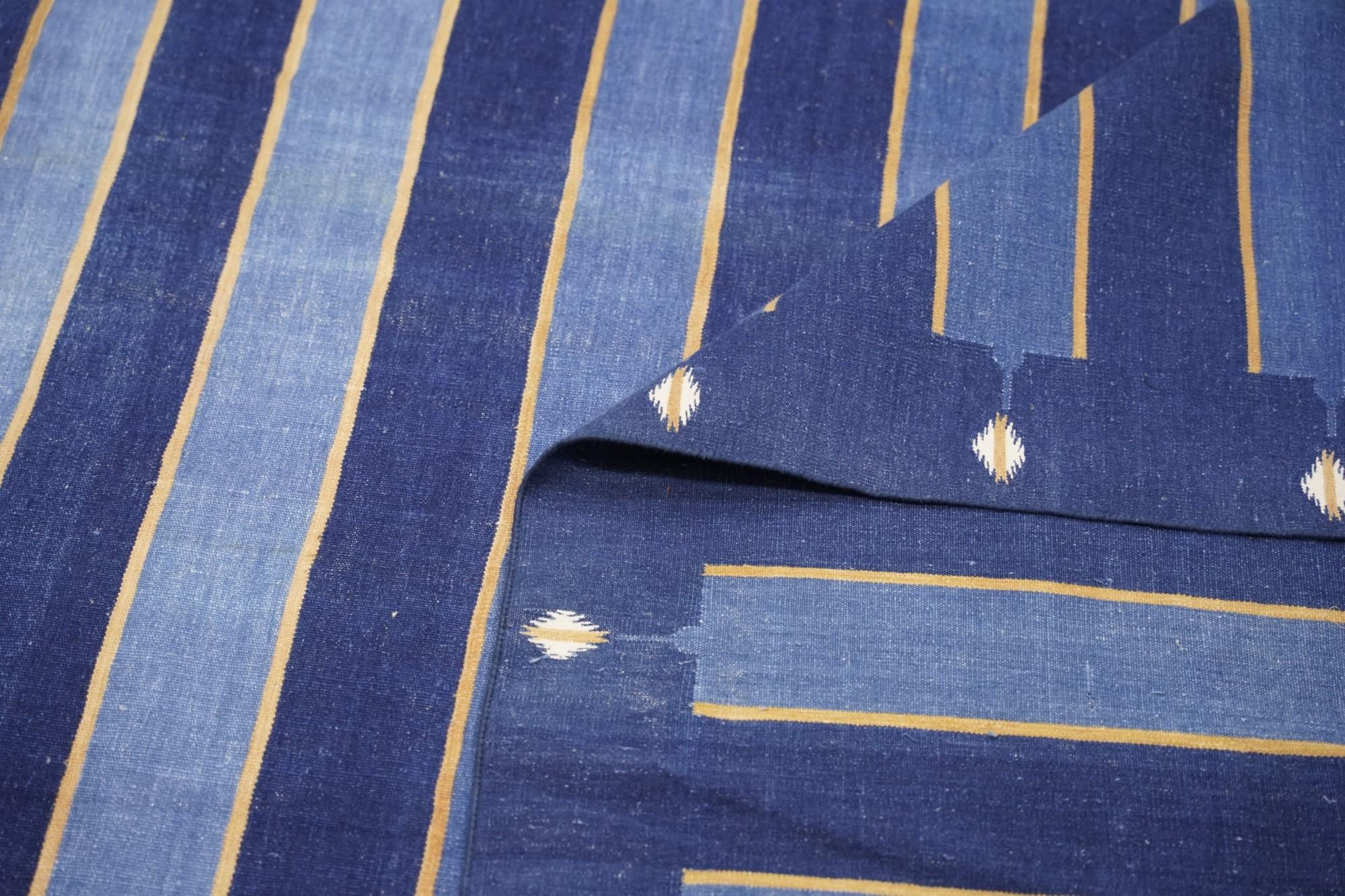 Alfombra Dhurrie vintage con rayas azules y detalles dorados, de Rug & Kilim Tejido a mano en venta