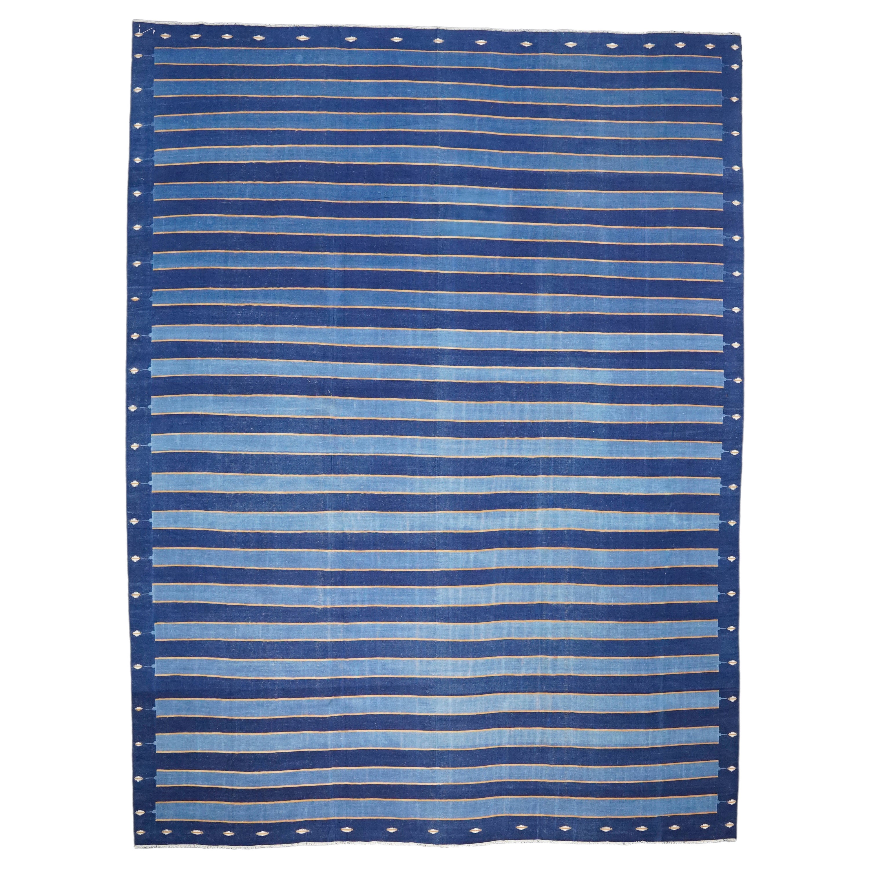 Tapis Dhurrie vintage à rayures bleues et accents dorés, de Rug & Kilim