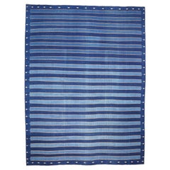 Tapis Dhurrie vintage à rayures bleues et accents dorés, de Rug & Kilim