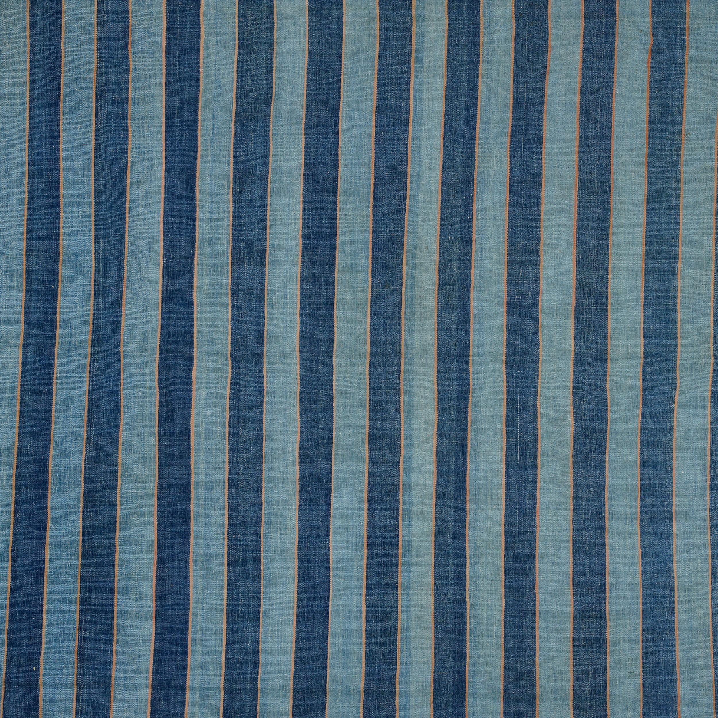 Ce tapis vintage CIRCA 9x10 est une nouvelle collection passionnante de la dernière acquisition de Rug & Kilim de tissages plats rares et exemplaires du milieu du siècle du même style, tissés en coton en Inde vers 1950-1960. 

Sur le Design : 

Les
