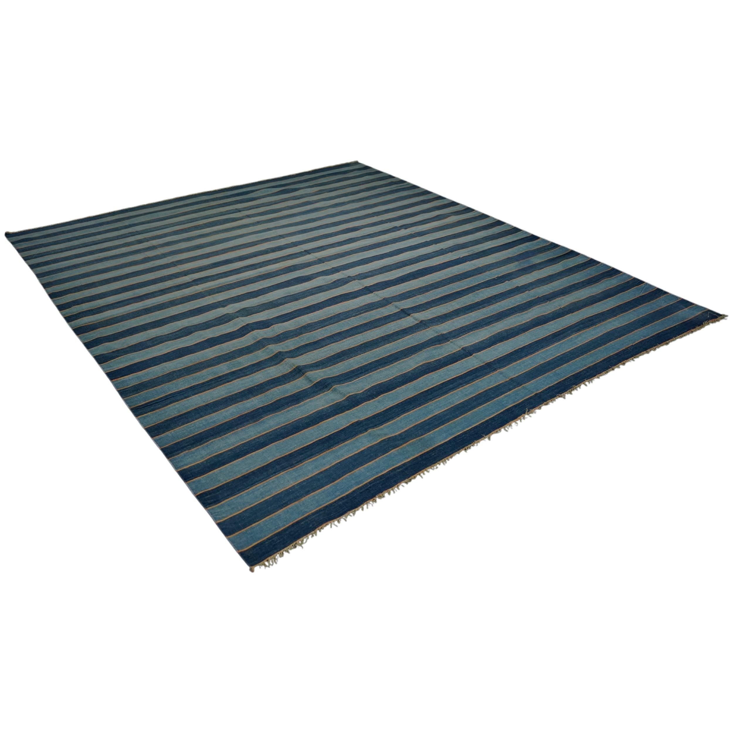 Indien Tapis Dhurrie vintage à rayures bleues et accents dorés  Rug & Kilim en vente
