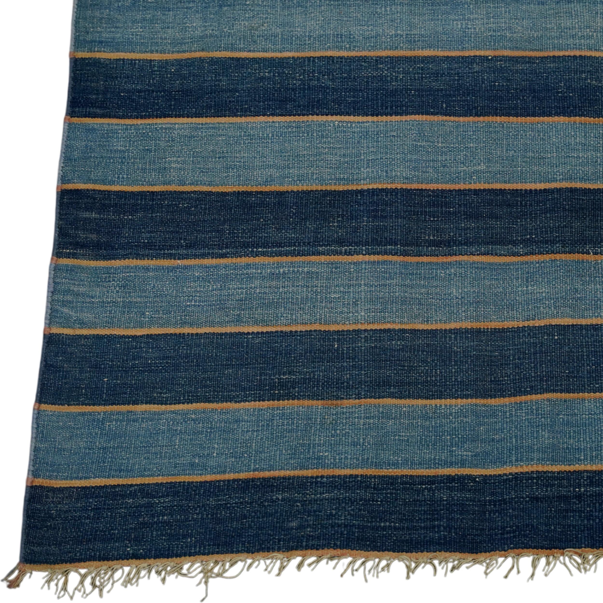 Tissé à la main Tapis Dhurrie vintage à rayures bleues et accents dorés  Rug & Kilim en vente
