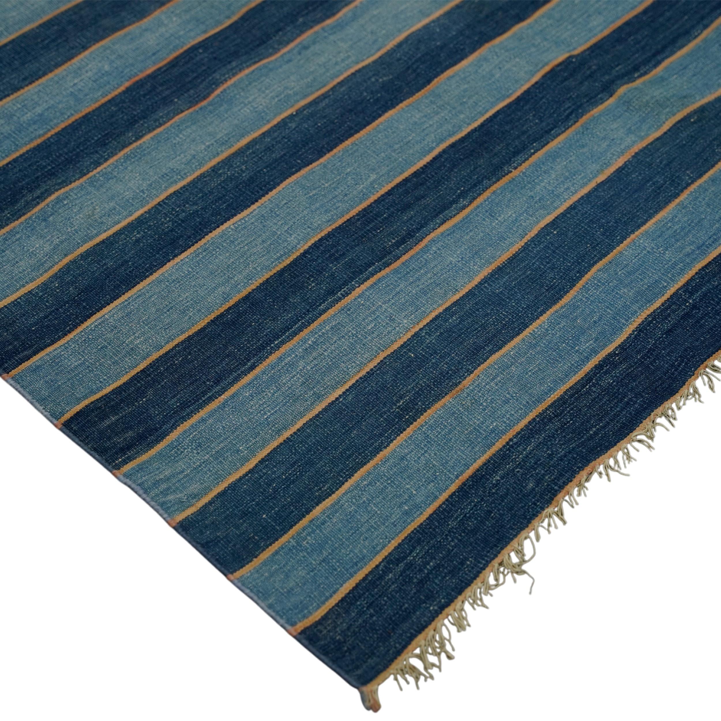 Tapis Dhurrie vintage à rayures bleues et accents dorés  Rug & Kilim Bon état - En vente à Long Island City, NY