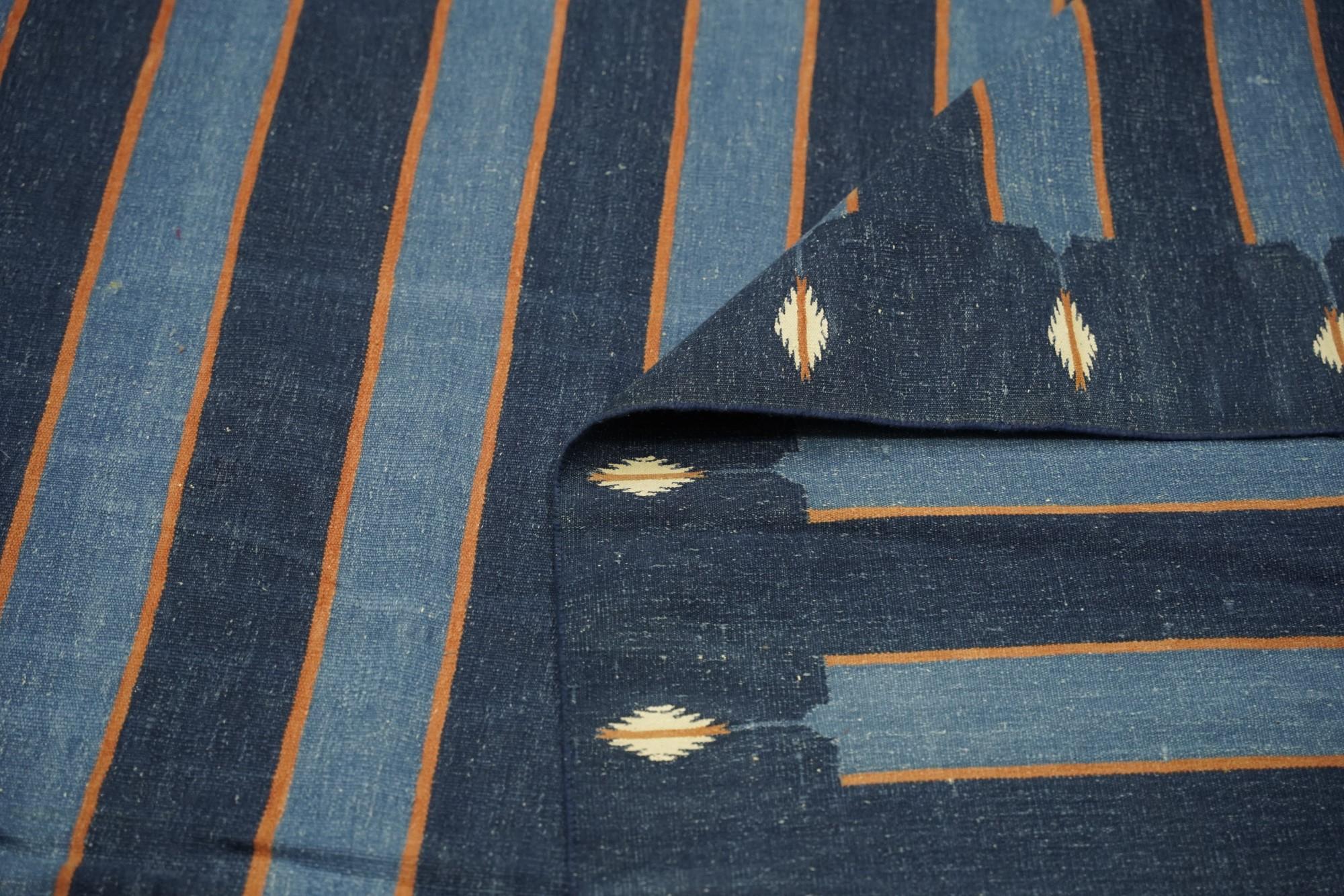 Vintage Dhurrie Vintage-Teppich mit blauen Streifen und orangefarbenen Akzenten, von Rug & Kilim (Handgewebt) im Angebot