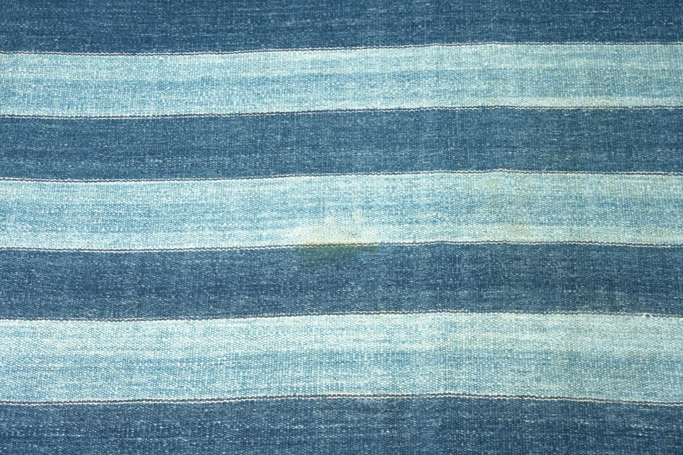 Vintage Dhurrie Teppich, mit blauen Streifen, von Rug & Kilim (Indisch) im Angebot