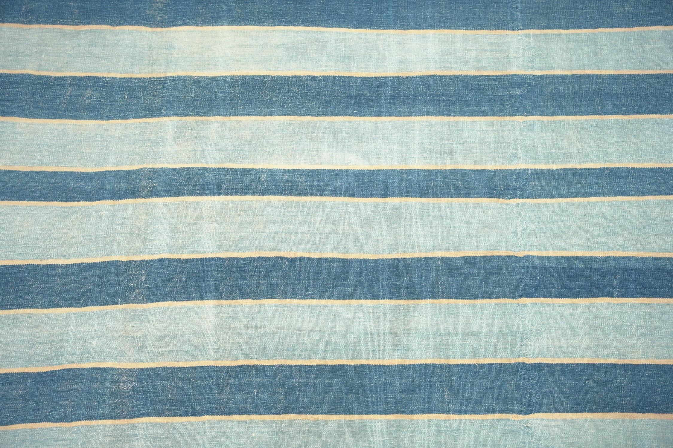 Vintage Dhurrie Teppich, mit blauen Streifen, von Rug & Kilim (Handgewebt) im Angebot