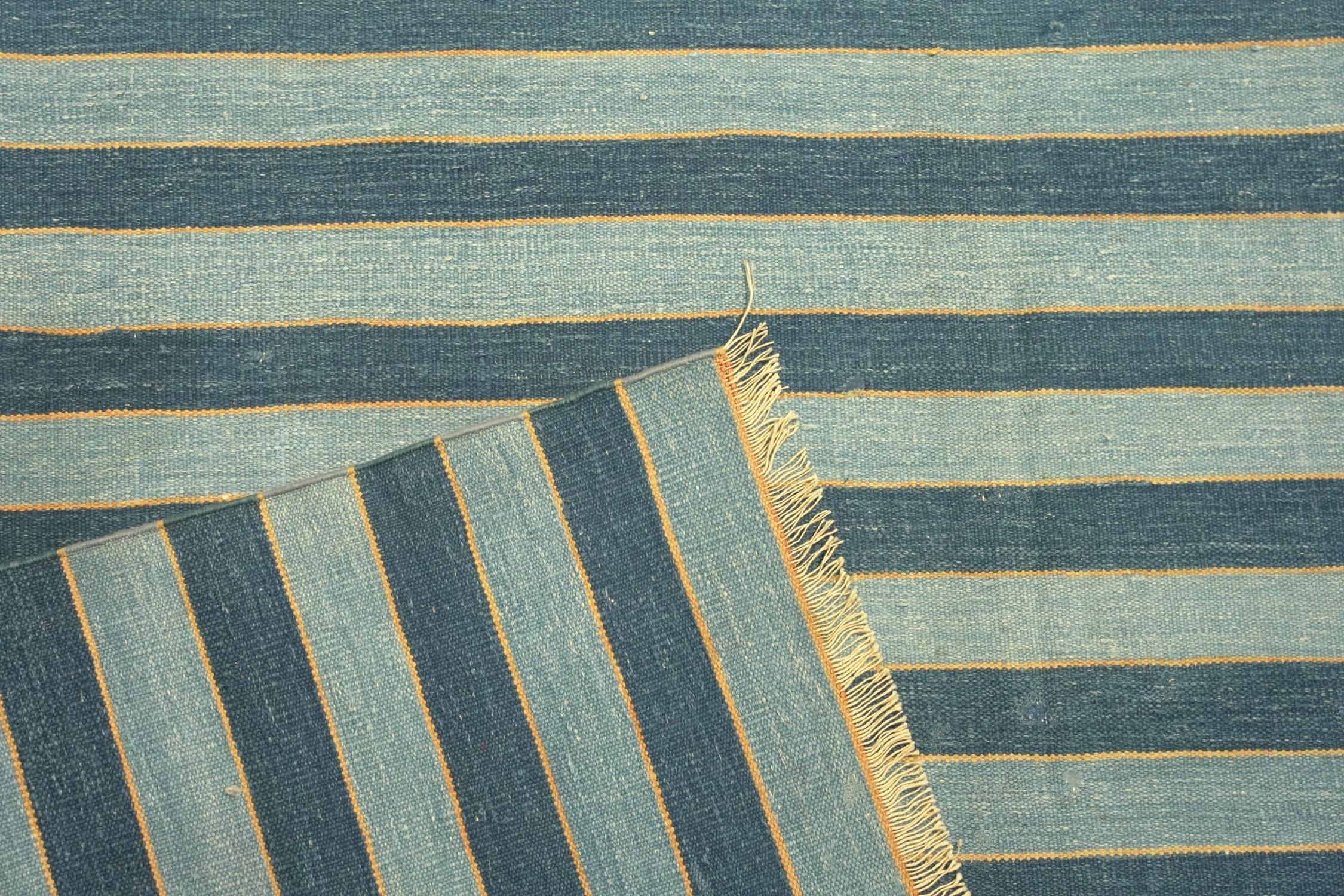 Vintage Dhurrie Teppich, mit blauen Streifen, von Rug & Kilim im Zustand „Gut“ im Angebot in Long Island City, NY