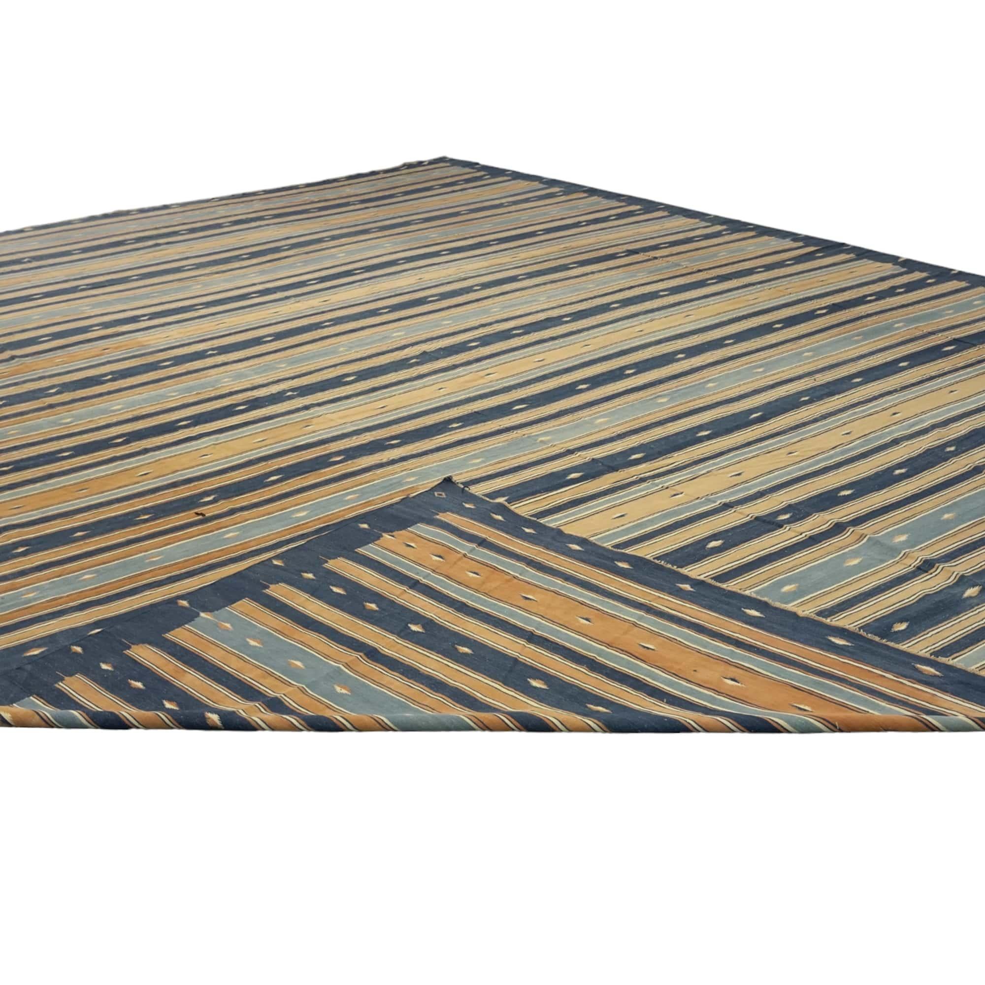 Vintage Dhurrie-Teppich im Vintage-Stil, mit bunten geometrischen Streifen (Kelim) im Angebot