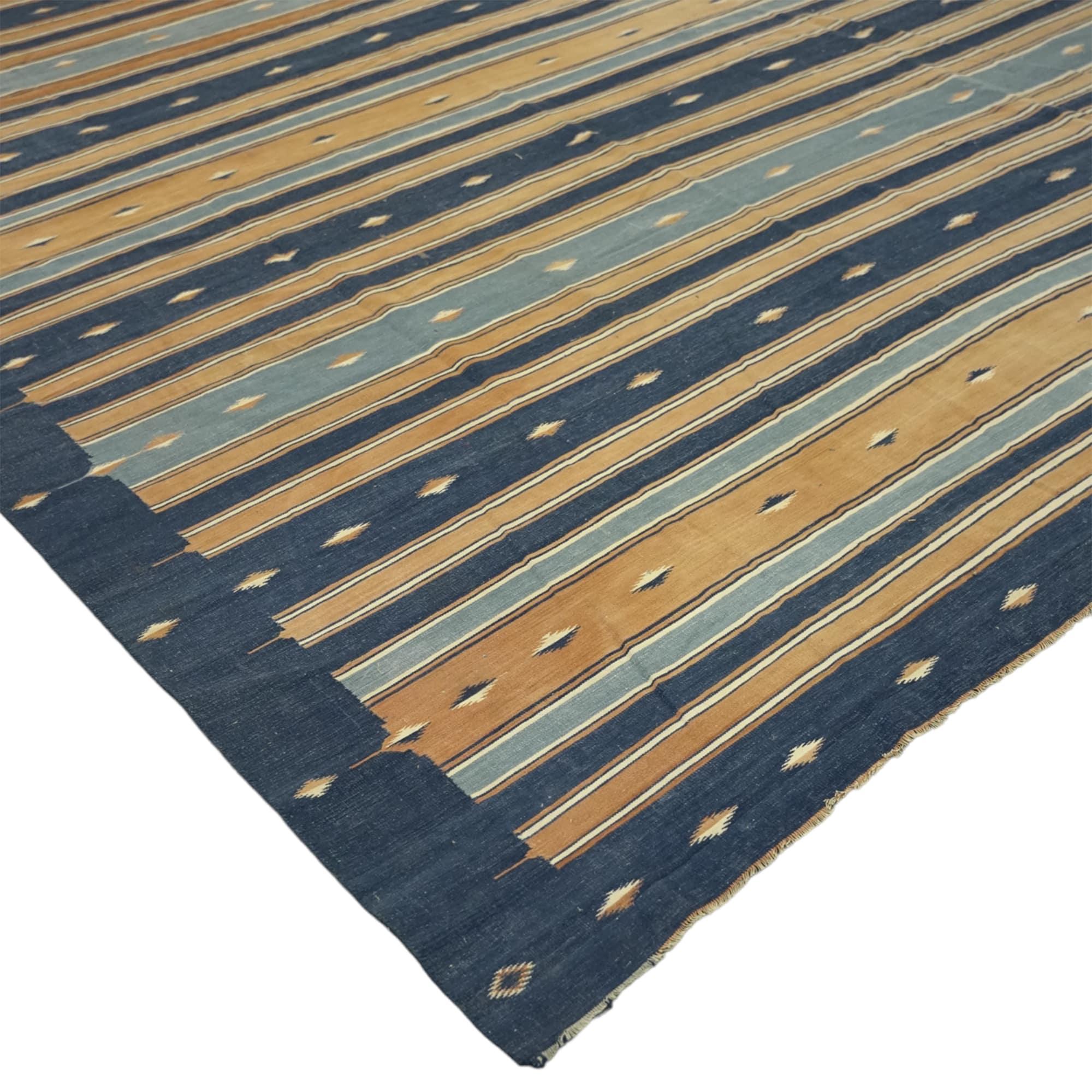 Vintage Dhurrie-Teppich im Vintage-Stil, mit bunten geometrischen Streifen (Indisch) im Angebot