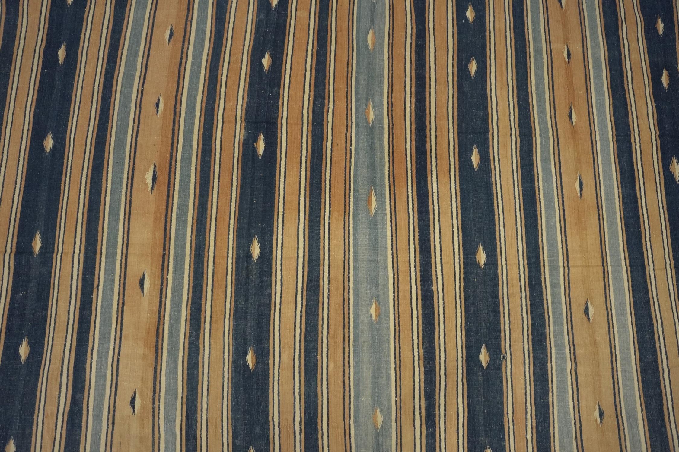 Vintage Dhurrie-Teppich im Vintage-Stil, mit bunten geometrischen Streifen (Handgewebt) im Angebot