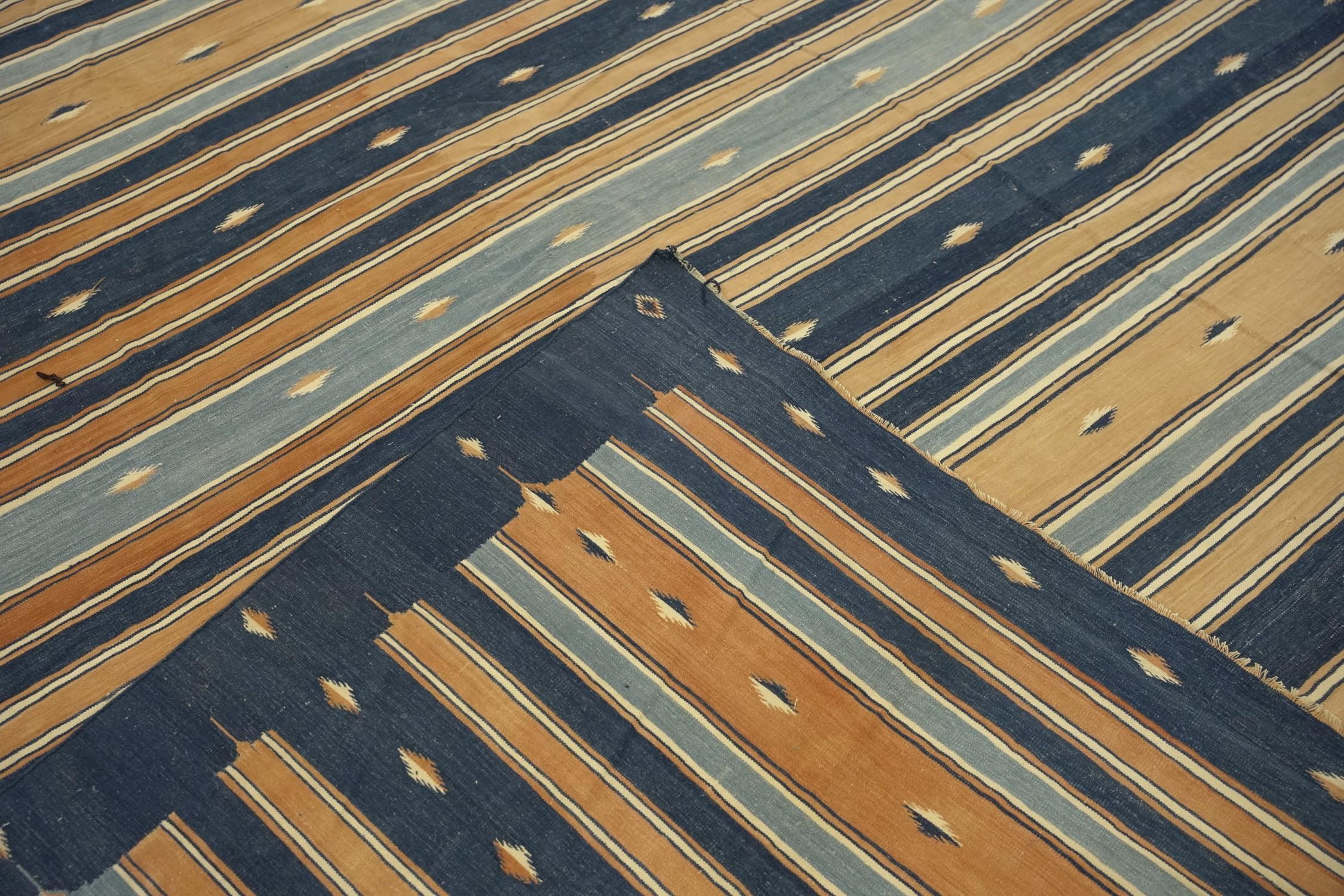 Vintage Dhurrie-Teppich im Vintage-Stil, mit bunten geometrischen Streifen im Zustand „Gut“ im Angebot in Long Island City, NY