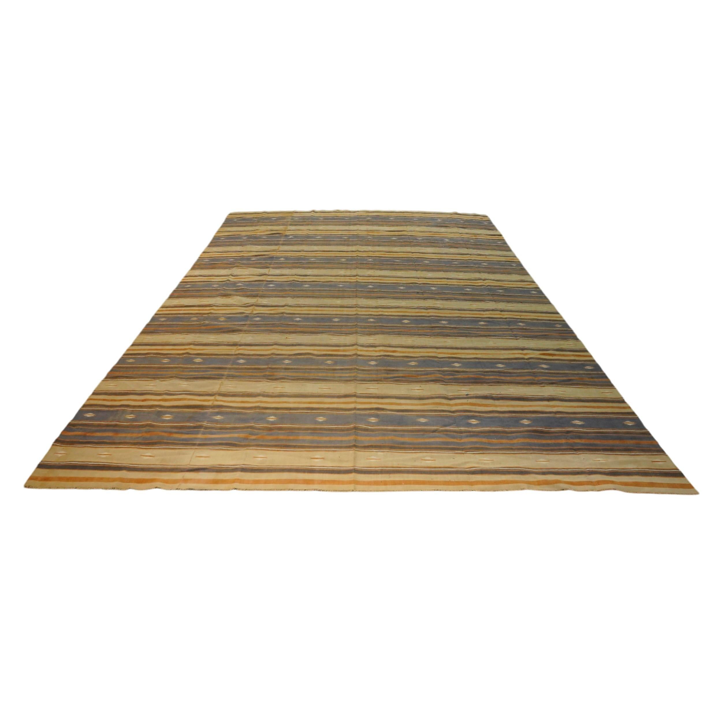 Ce tapis vintage CIRCA 10x14 est une nouvelle collection passionnante de la dernière acquisition de Rug & Kilim de tissages plats rares et exemplaires du milieu du siècle du même style, tissés en coton en Inde vers 1950-1960. 

Sur le Design :
