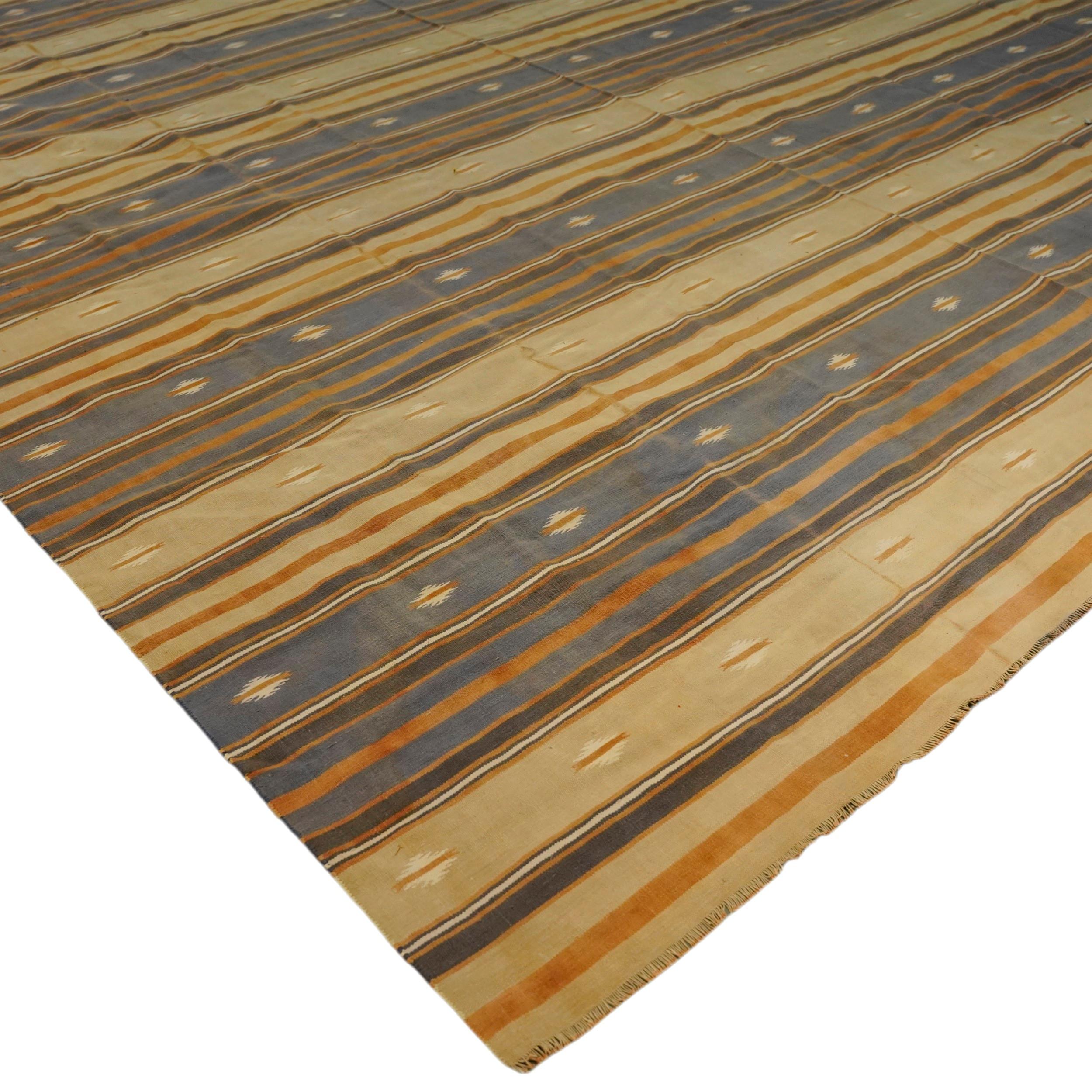 Indien Tapis vintage Dhurrie à rayures grises et beige-brun  Rug & Kilim en vente
