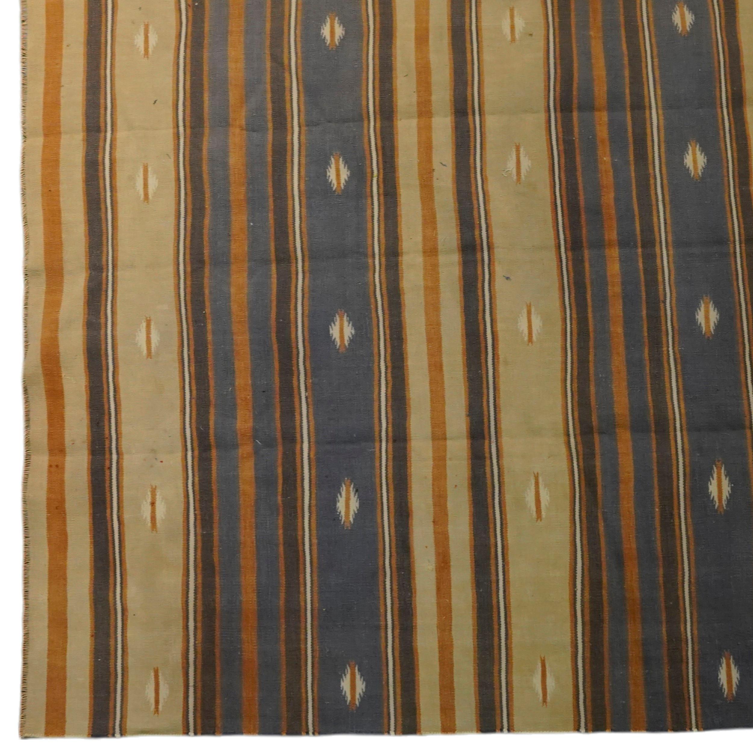 Tissé à la main Tapis vintage Dhurrie à rayures grises et beige-brun  Rug & Kilim en vente
