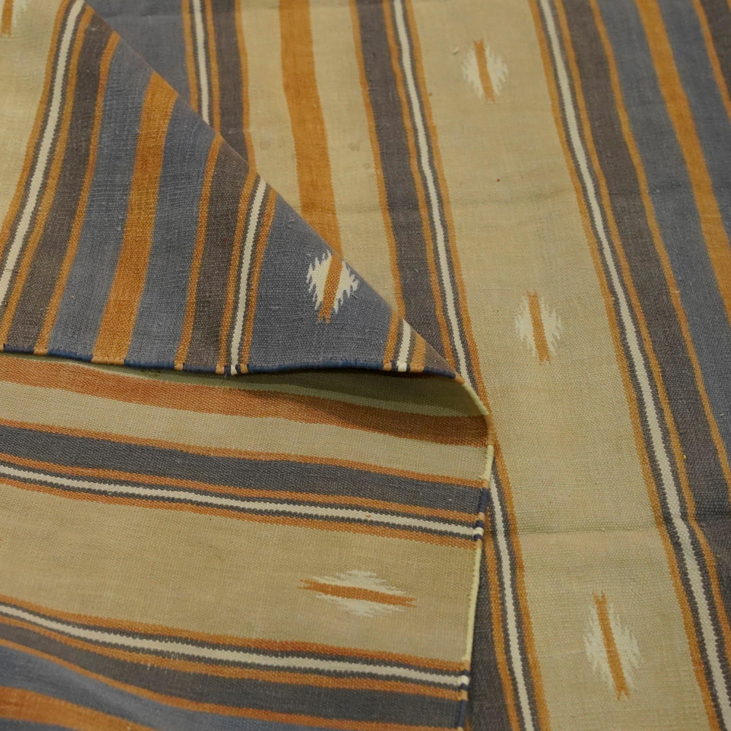 Tapis vintage Dhurrie à rayures grises et beige-brun  Rug & Kilim Bon état - En vente à Long Island City, NY