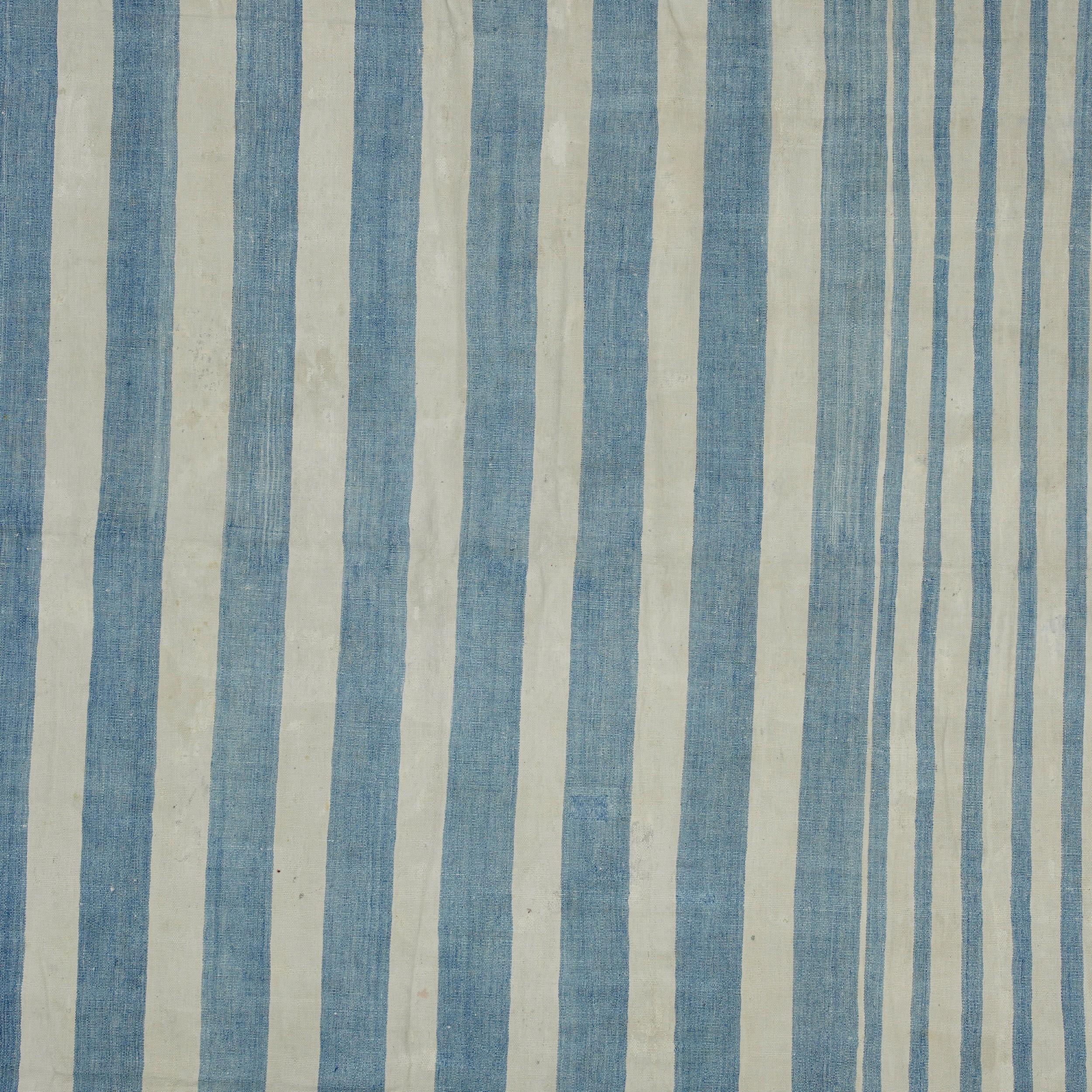 Ce tapis vintage CIRCA 9x13 est une nouvelle collection passionnante de la dernière acquisition de Rug & Kilim de tissages plats rares et exemplaires du milieu du siècle du même style, tissés en coton en Inde vers 1950-1960. 

Sur le Design : 

Les