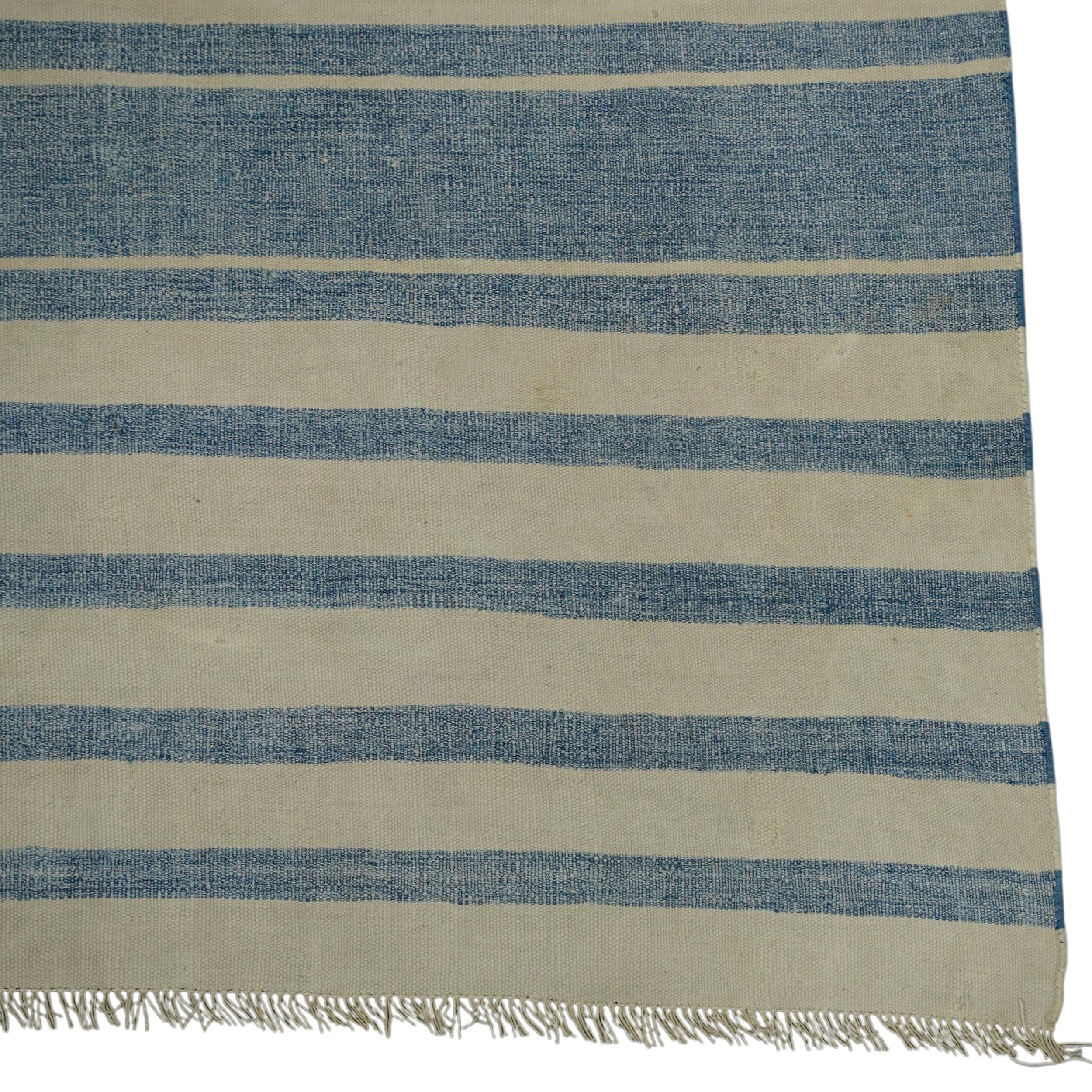 Indien Tapis vintage Dhurrie à rayures bleu clair et Off-White  Rug & Kilim en vente