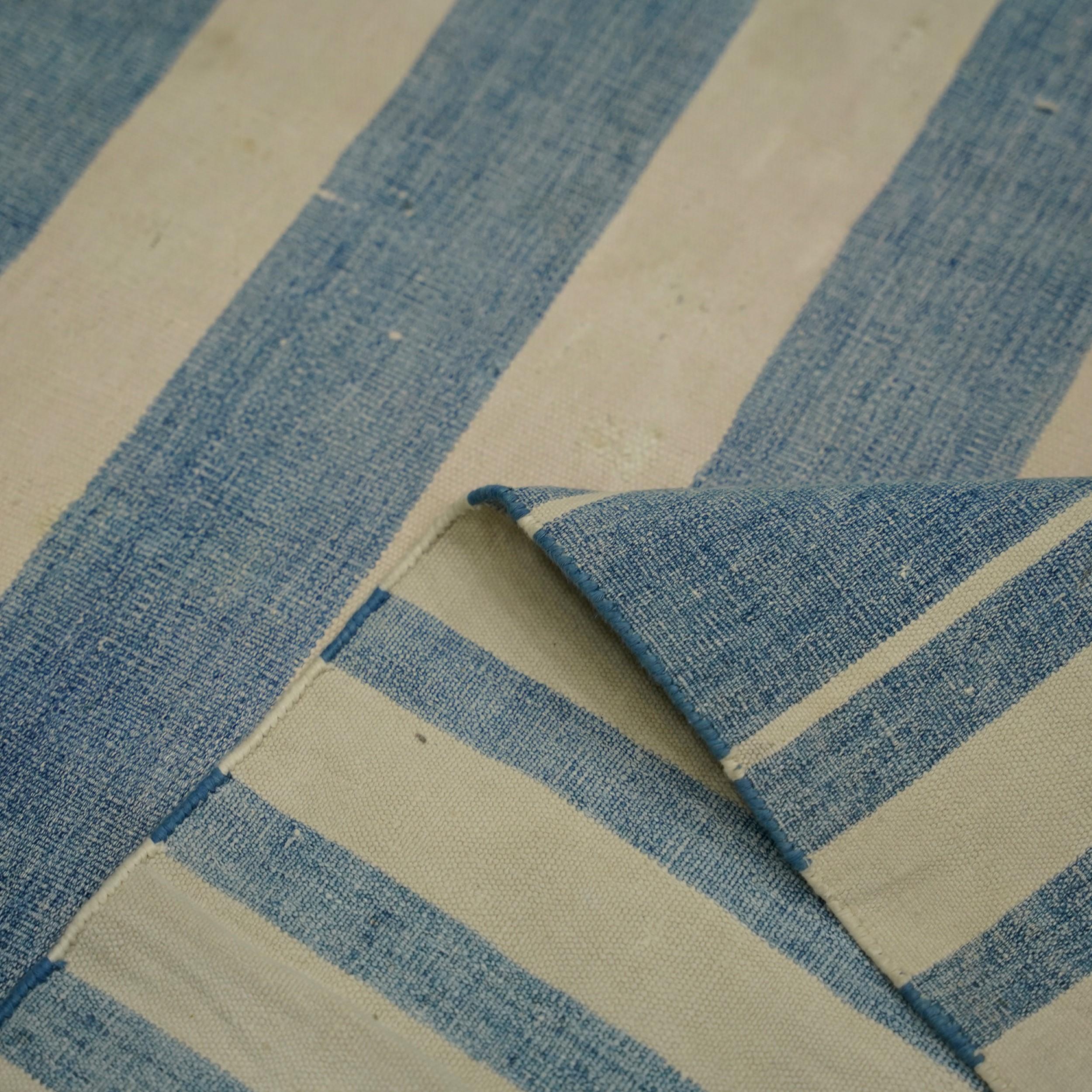 Tapis vintage Dhurrie à rayures bleu clair et Off-White  Rug & Kilim Bon état - En vente à Long Island City, NY
