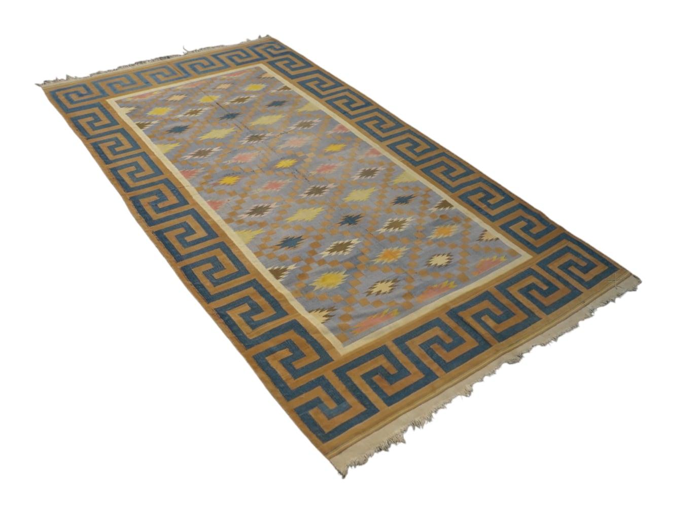 Dieses 4x7 Dhurrie-Flachgewebe im Vintage-Stil ist ein aufregender Neuzugang in der geschätzten Kollektion von Rug & Kilim. Es ist aus Wolle handgewebt und stammt aus Indien (ca. 1950-1960). 

Über das Design: 

Aus der exklusiven Rug &