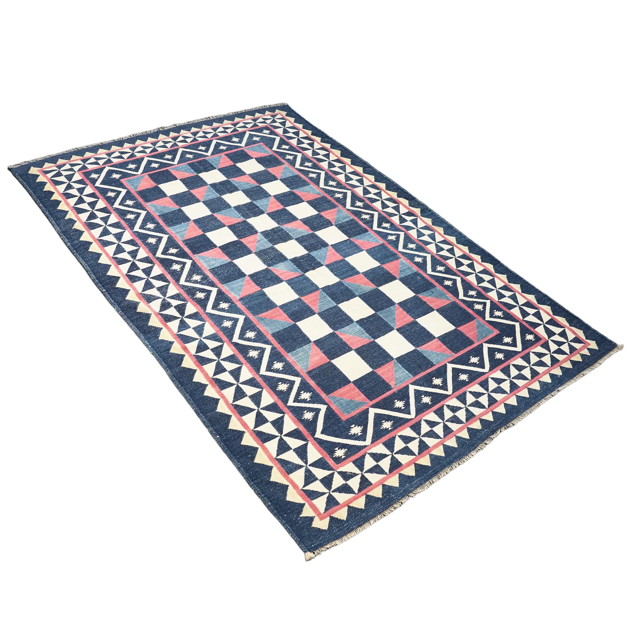 This vintage 4x6 Dhurrie flat weave is an exciting new entry in Rug & Kilim’s esteemed collection. Handwoven in wool, it originates from India circa 1950-1960. 

On the Design: 

From Rug & Kilim’s exclusive collection of vintage flatweaves, a