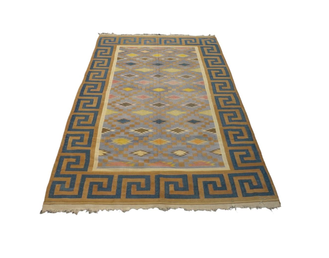 Vintage Dhurrie-Teppich mit mehrfarbigen Mustern von Rug & Kilim (Kelim) im Angebot