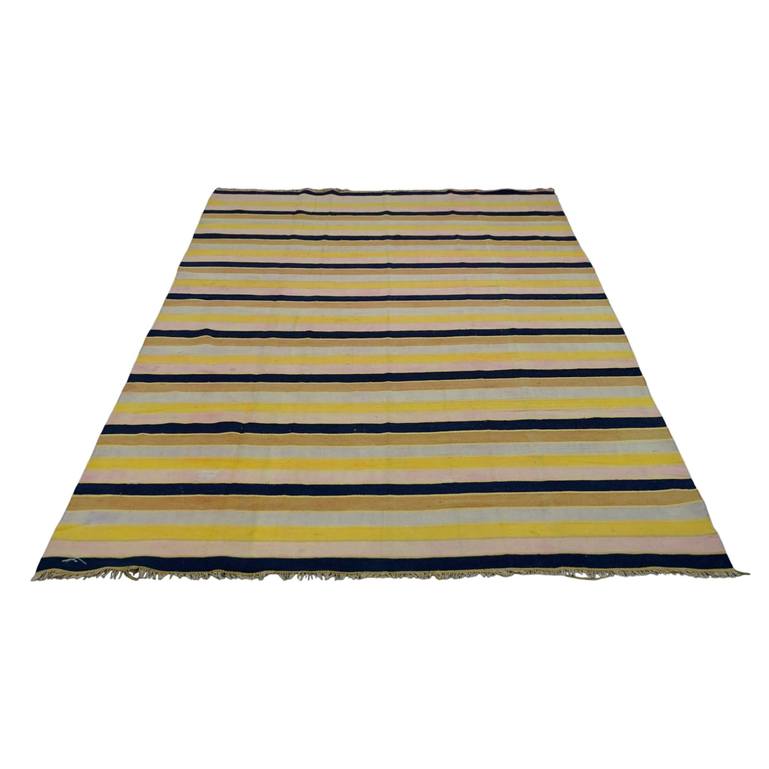 Questo tappeto Dhurrie vintage 5x9 è una nuova ed entusiasmante selezione dell'ultima acquisizione di Rug & Kilim di rari ed esemplari tappeti piatti di metà secolo dello stesso stile, tessuti a mano in cotone in India intorno al 1950-1960. 

Sul