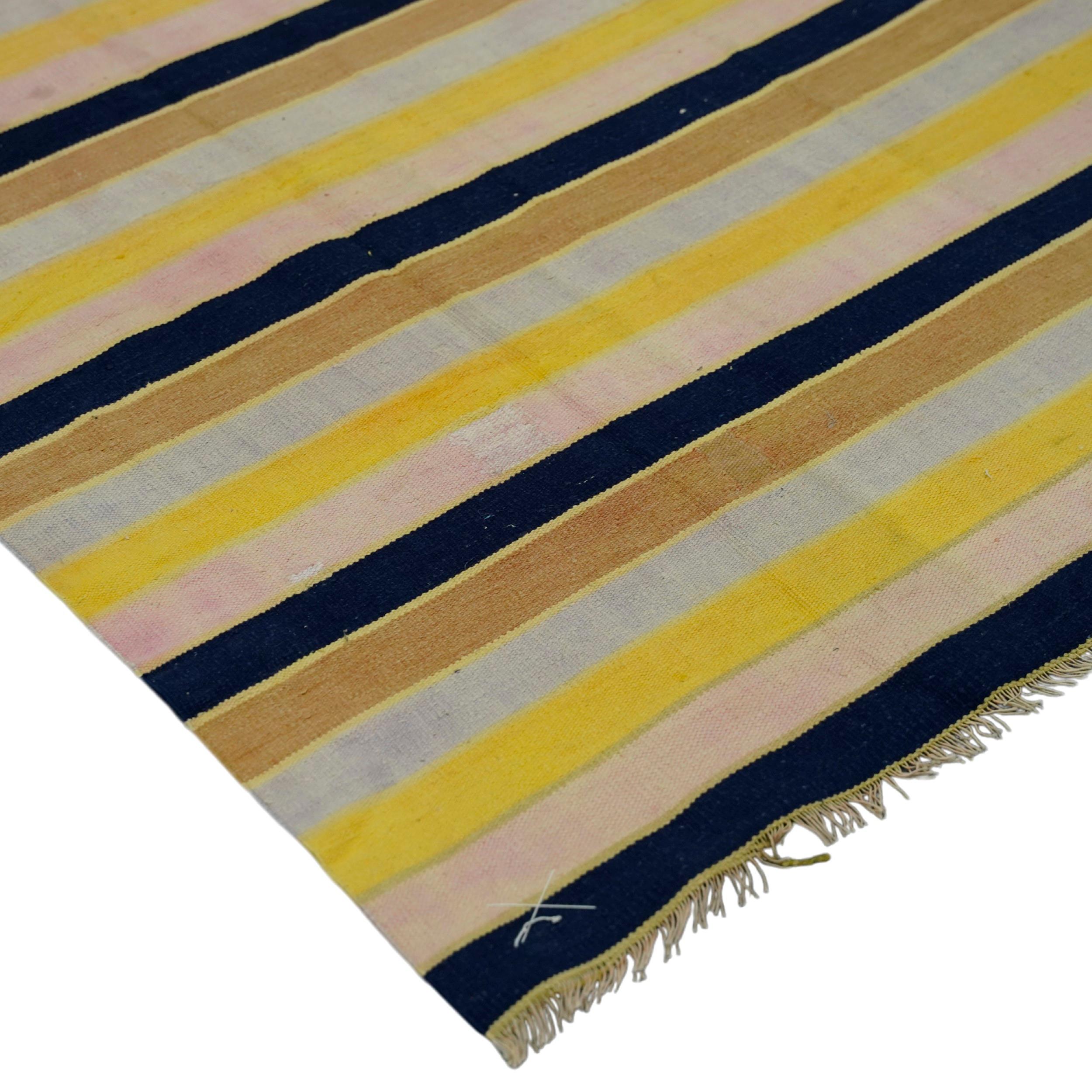 Indiano Tappeto Dhurrie d'epoca con strisce policrome  Rug & Kilim in vendita