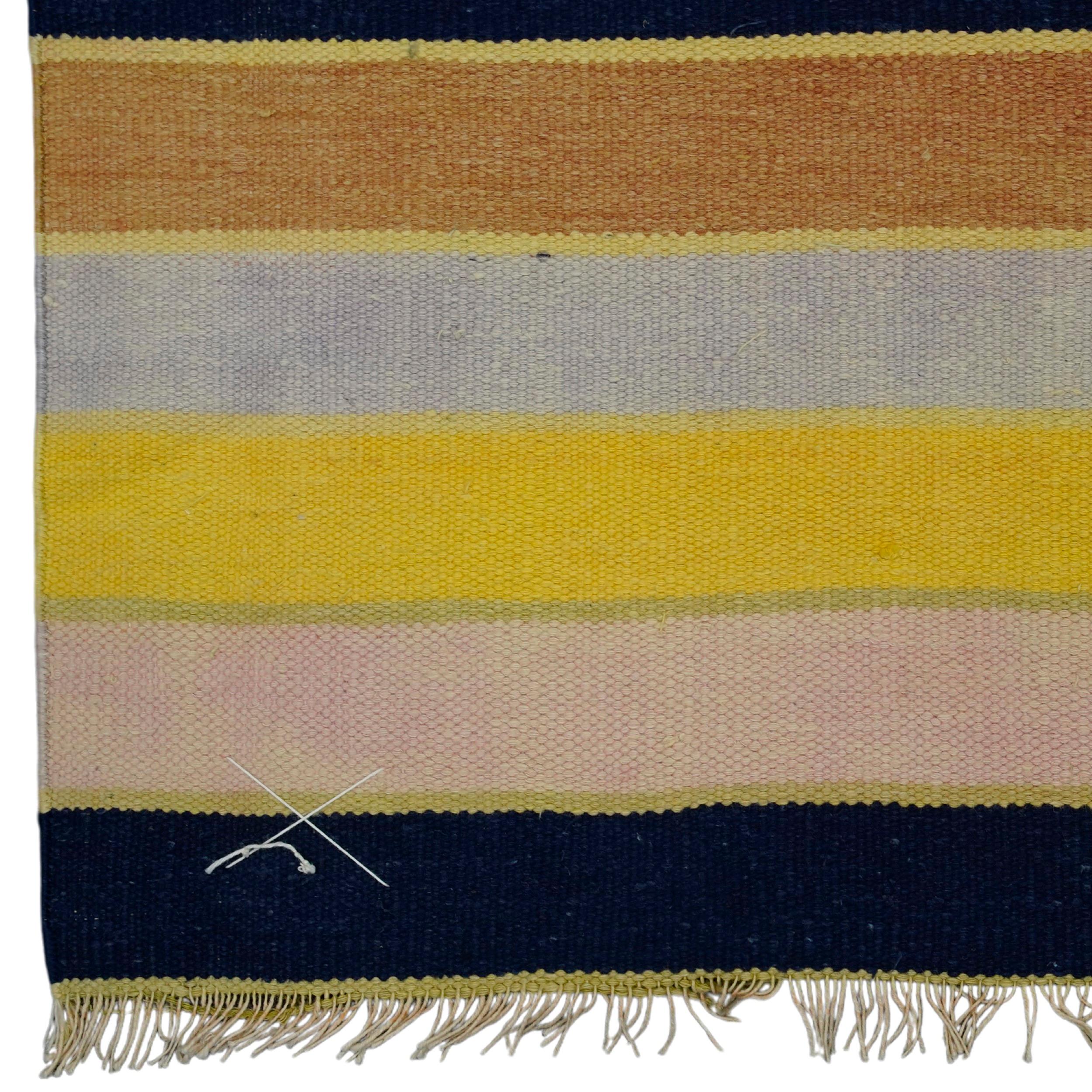 Tessuto a mano Tappeto Dhurrie d'epoca con strisce policrome  Rug & Kilim in vendita