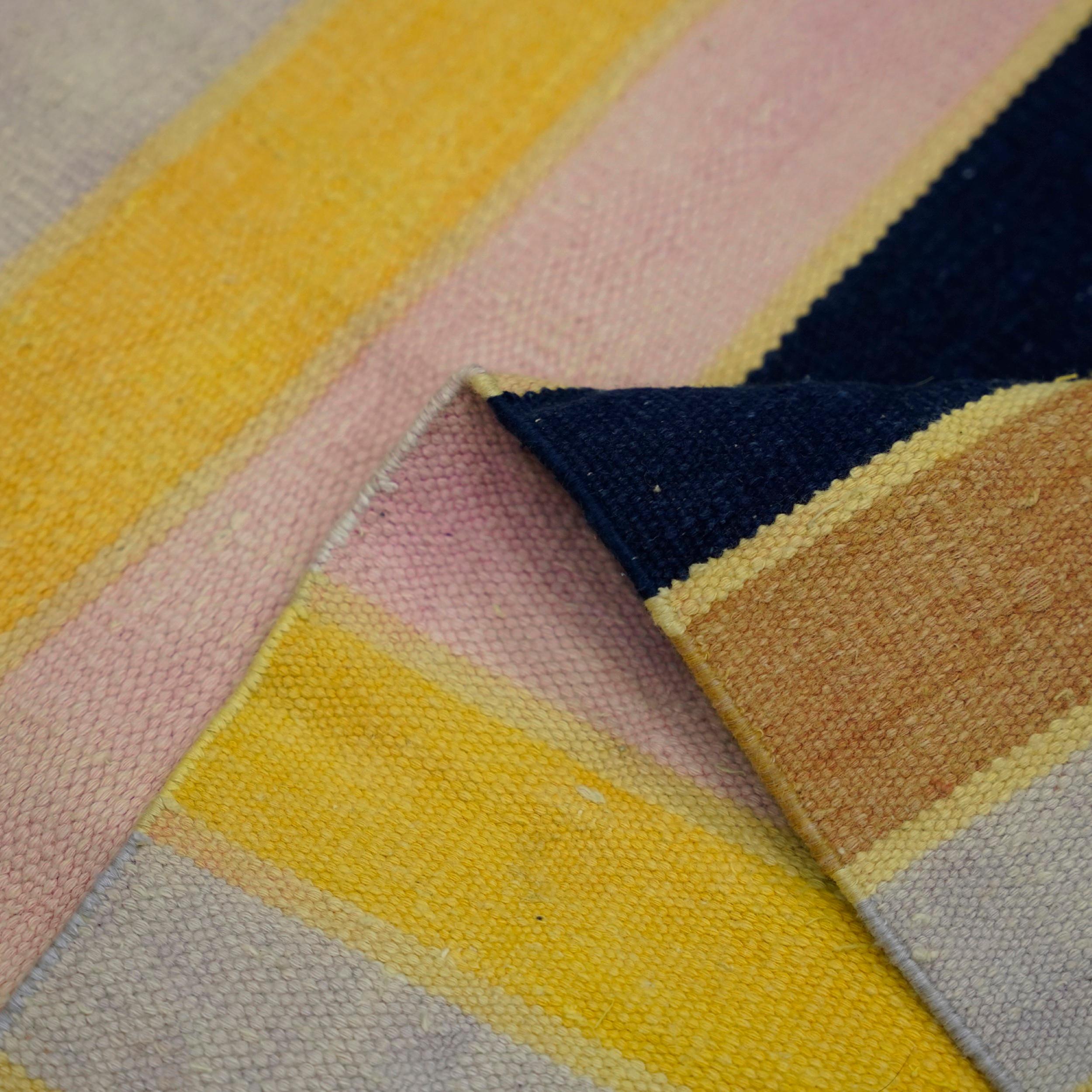 Tappeto Dhurrie d'epoca con strisce policrome  Rug & Kilim In condizioni buone in vendita a Long Island City, NY
