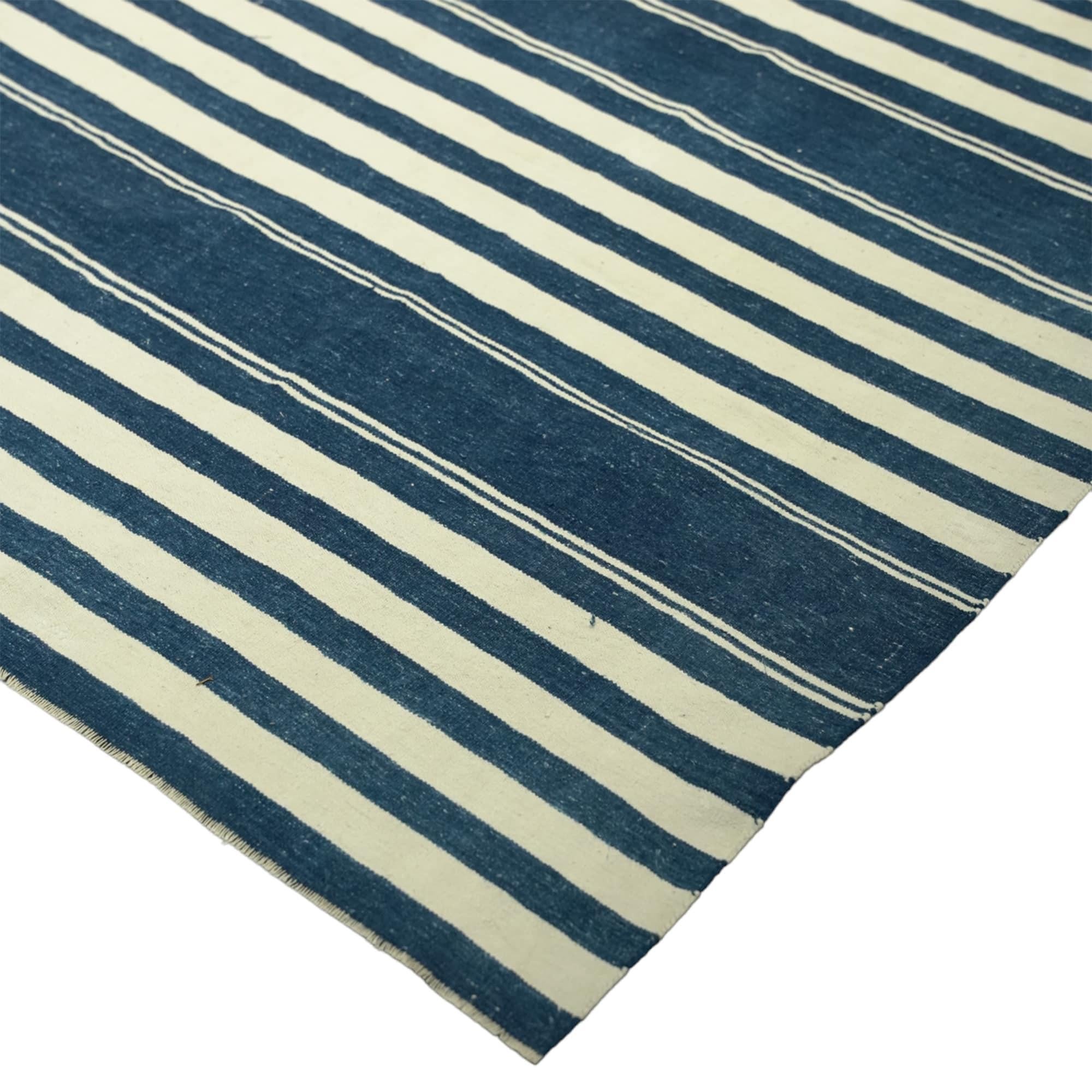 Vintage Dhurrie-Teppich mit weißen und blauen Streifen, von Rug & Kilim (Kelim) im Angebot