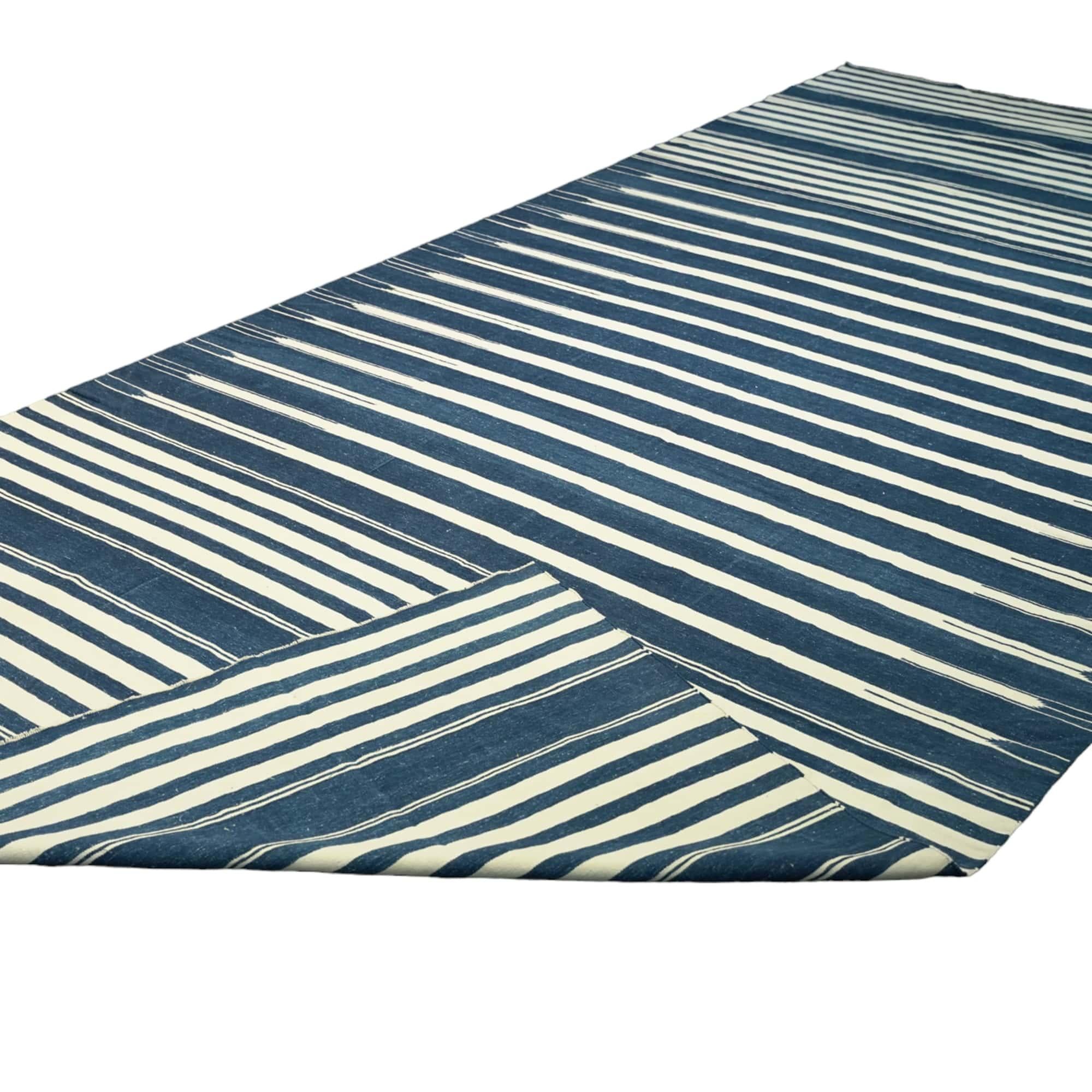 Vintage Dhurrie-Teppich mit weißen und blauen Streifen, von Rug & Kilim (Indisch) im Angebot