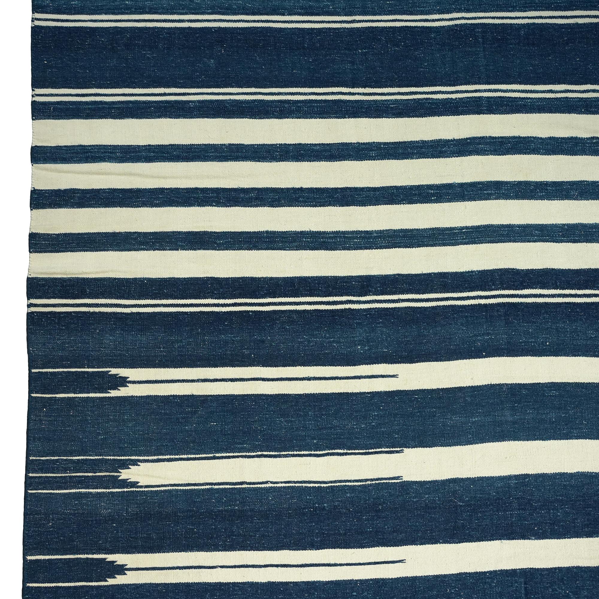 Vintage Dhurrie-Teppich mit weißen und blauen Streifen, von Rug & Kilim (Handgewebt) im Angebot