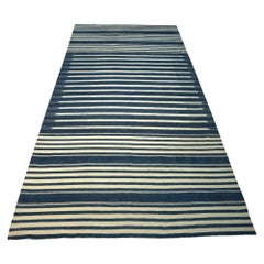 Tapis Dhurrie vintage à rayures blanches et bleues, de Rug & Kilim