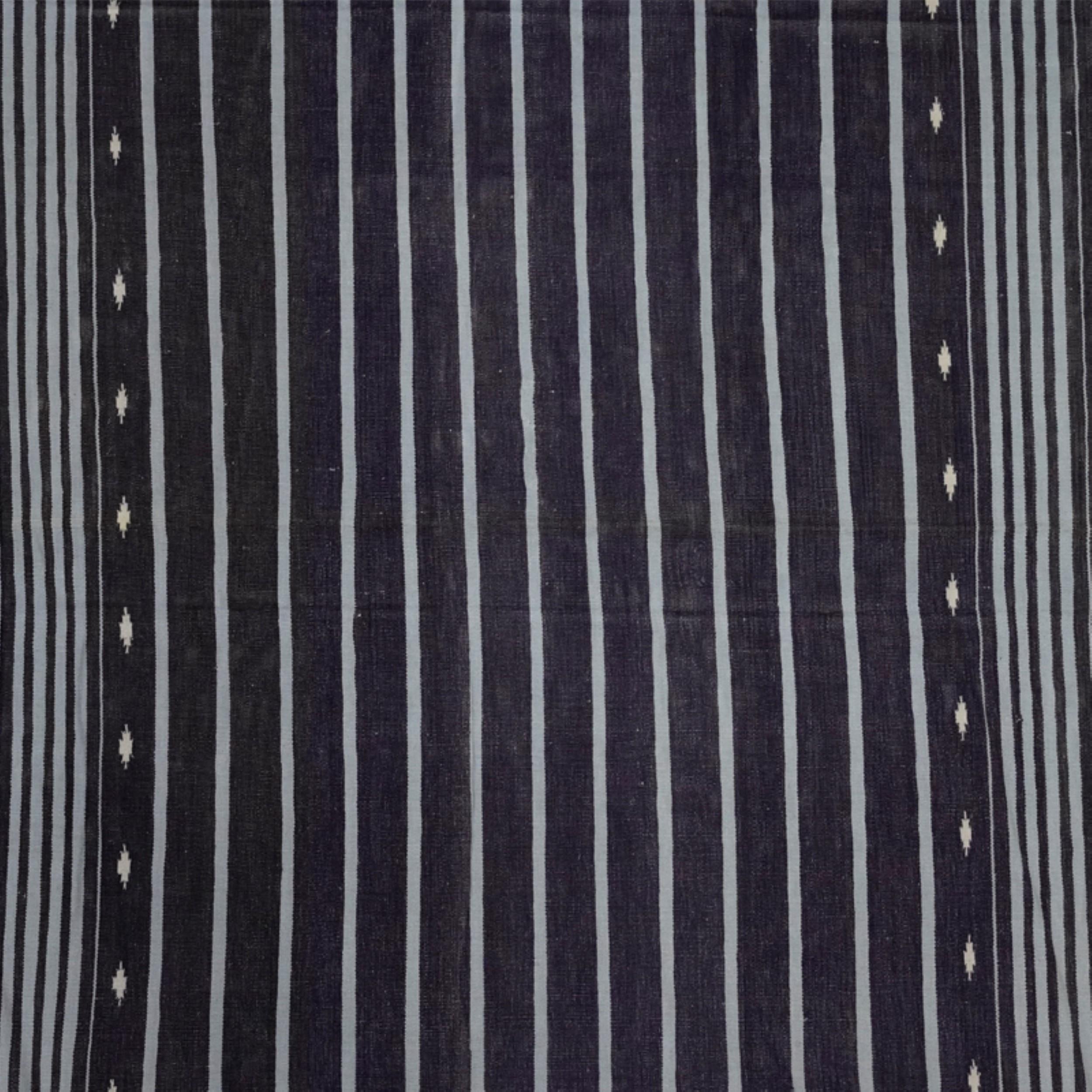 Questo tappeto Dhurrie vintage 4x6 è una nuova ed entusiasmante selezione dell'ultima acquisizione di Rug & Kilim di rari ed esemplari tessuti piatti della metà del secolo dello stesso stile. Tessuta a mano in cotone, proviene dall'India intorno al