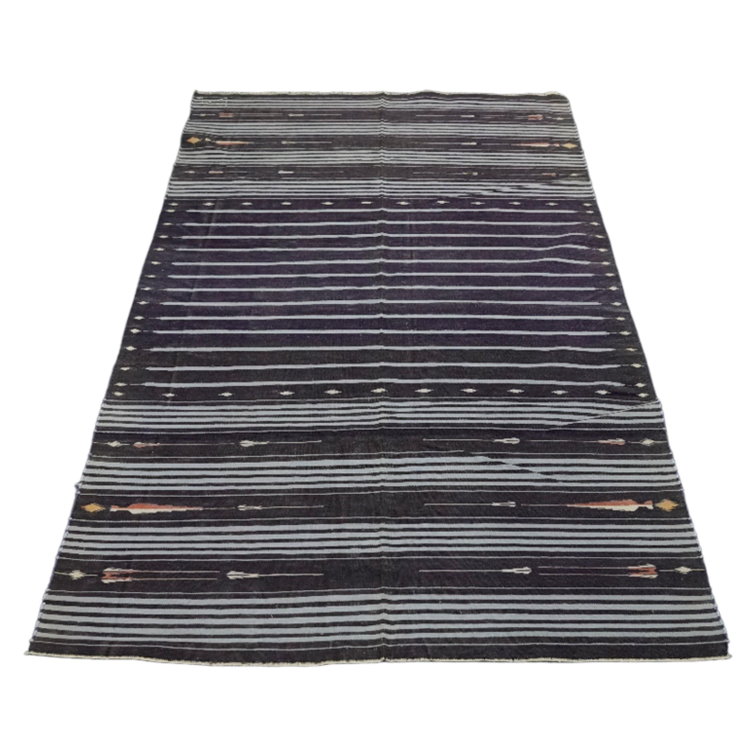 Indiano Tappeto vintage Dhurrie Runner a strisce bianche e nere  Rug & Kilim in vendita